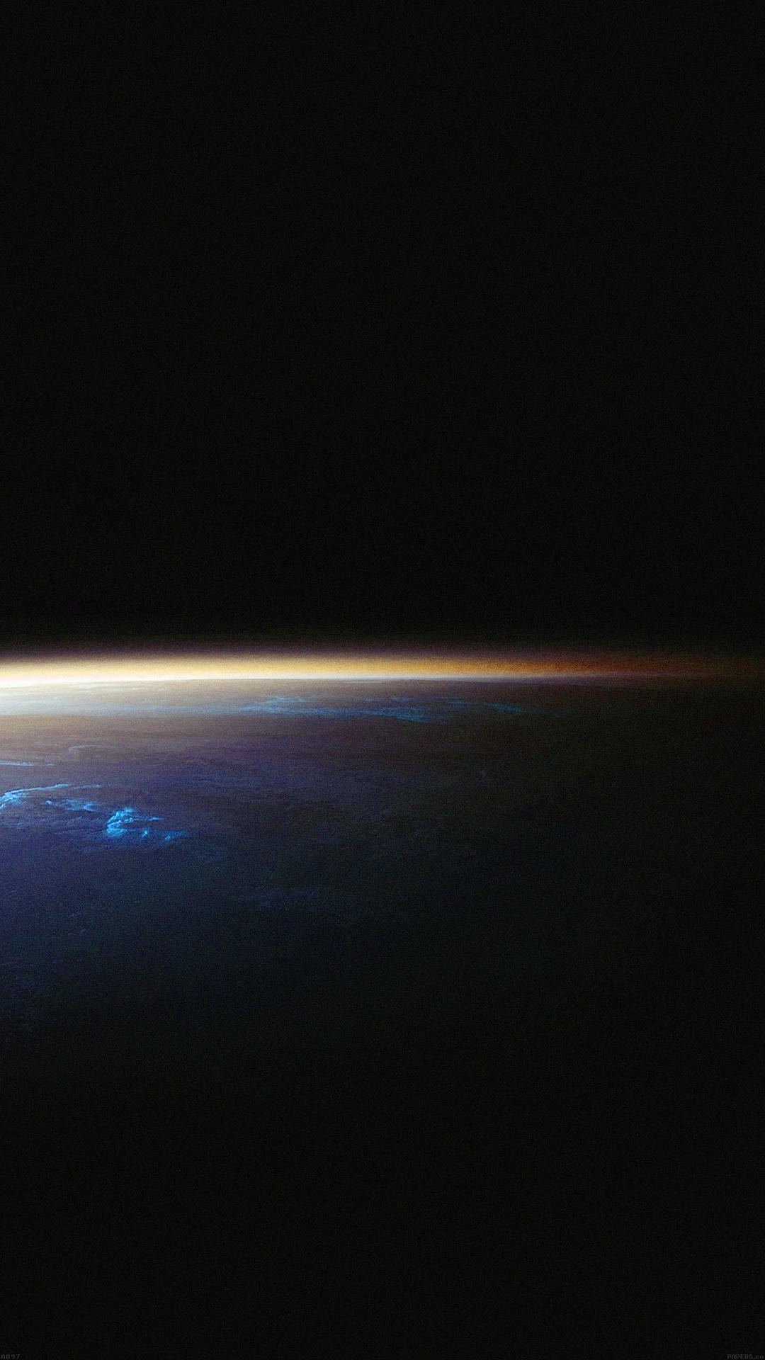 從太空看地球彎曲的地平線閃耀著日落色彩。