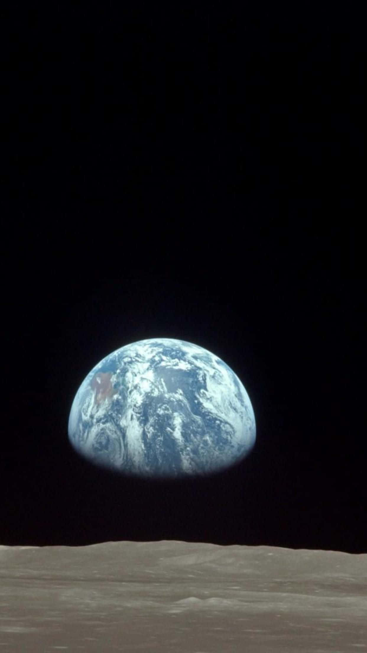 planet earth 桌布 壁紙 — 地球在月球灰色表面上升起，從太空俯瞰令人驚嘆的景色，有旋轉的雲層和藍色海洋。