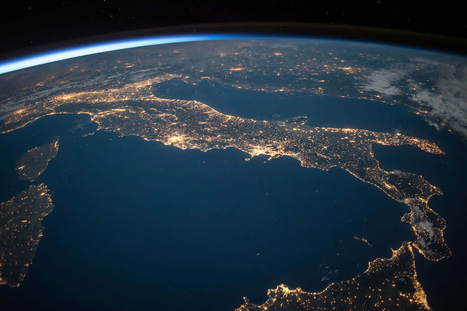 從太空俯瞰地球的夜景，突顯土耳其燈火通明的城市及周邊海域。