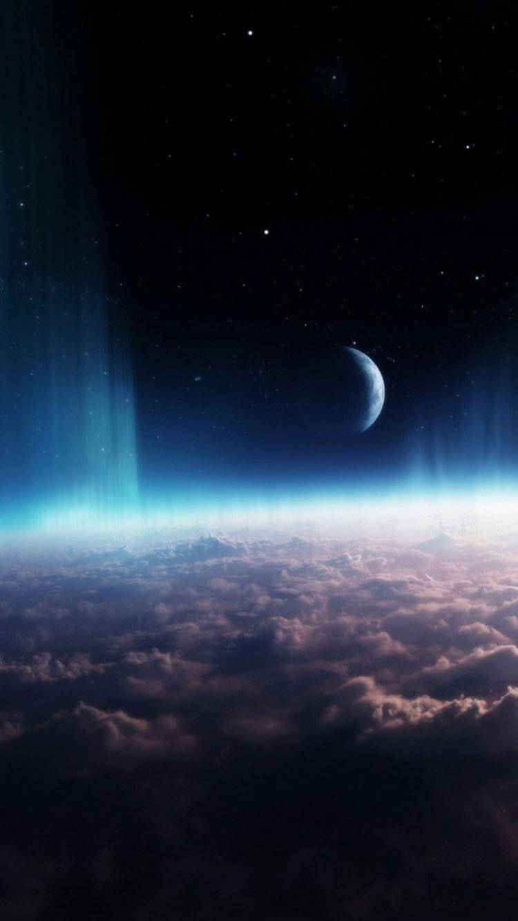 地球大氣 iPhone SE 壁紙 — 從雲層上方觀看的天體景象，顯示出在繁星點點的夜空背景下，發光的藍色極光和一彎新月。