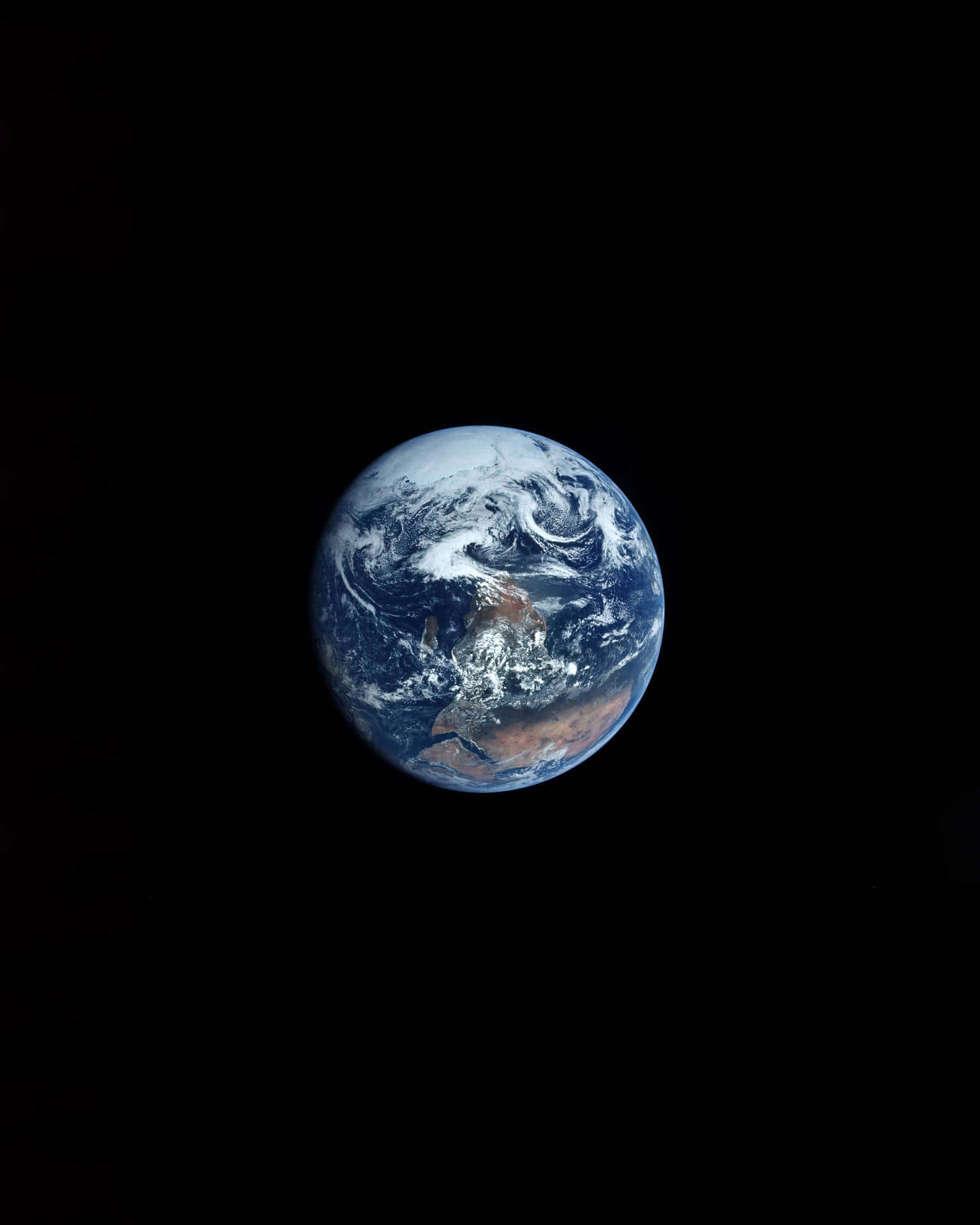 從太空看到的地球，旋轉的海洋、雲層和陸地映襯著黑色虛空。
