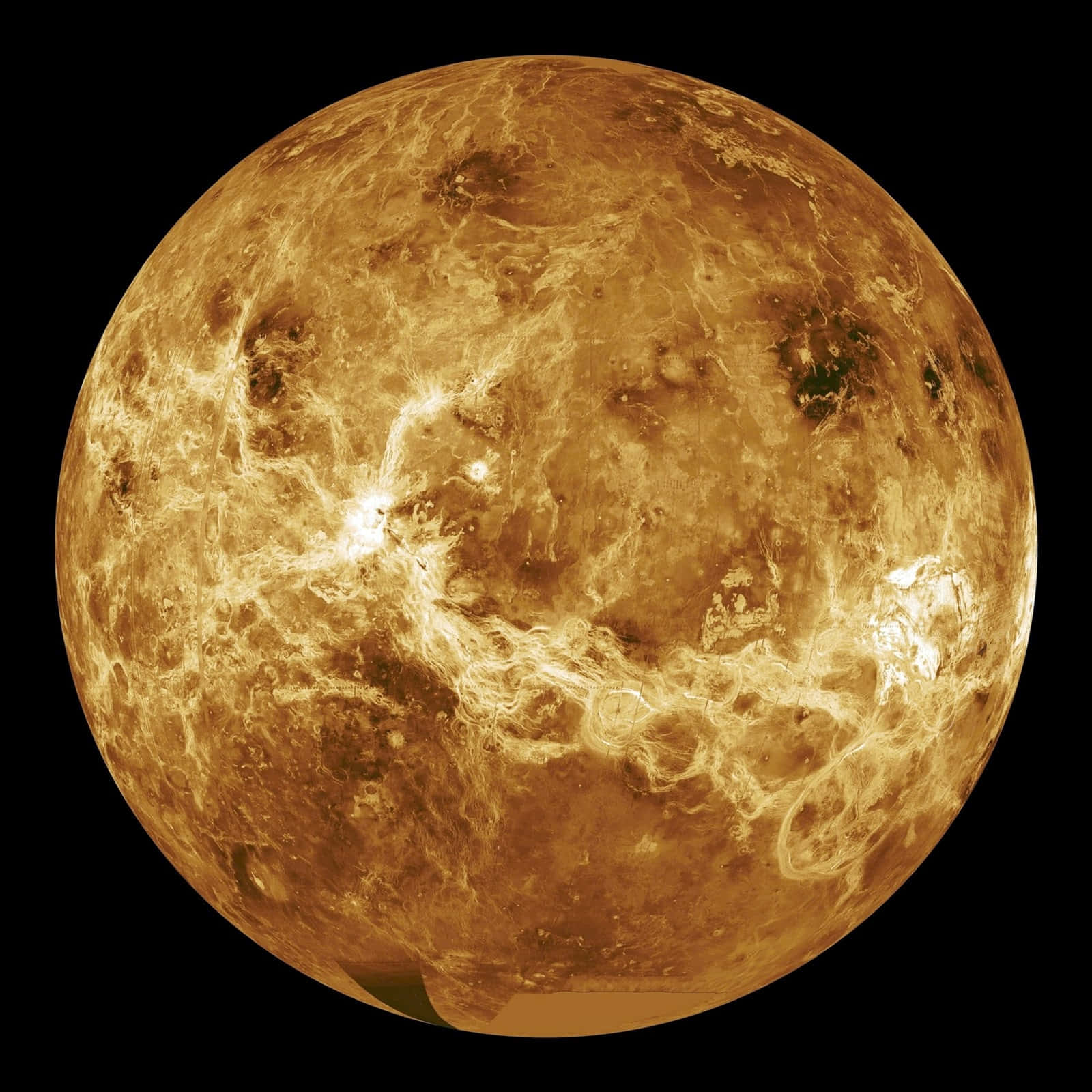 地球的姊妹行星——金星 壁紙 — 金星在黑色太空虛空中閃耀金色光芒和漩渦雲層的詳細視圖。