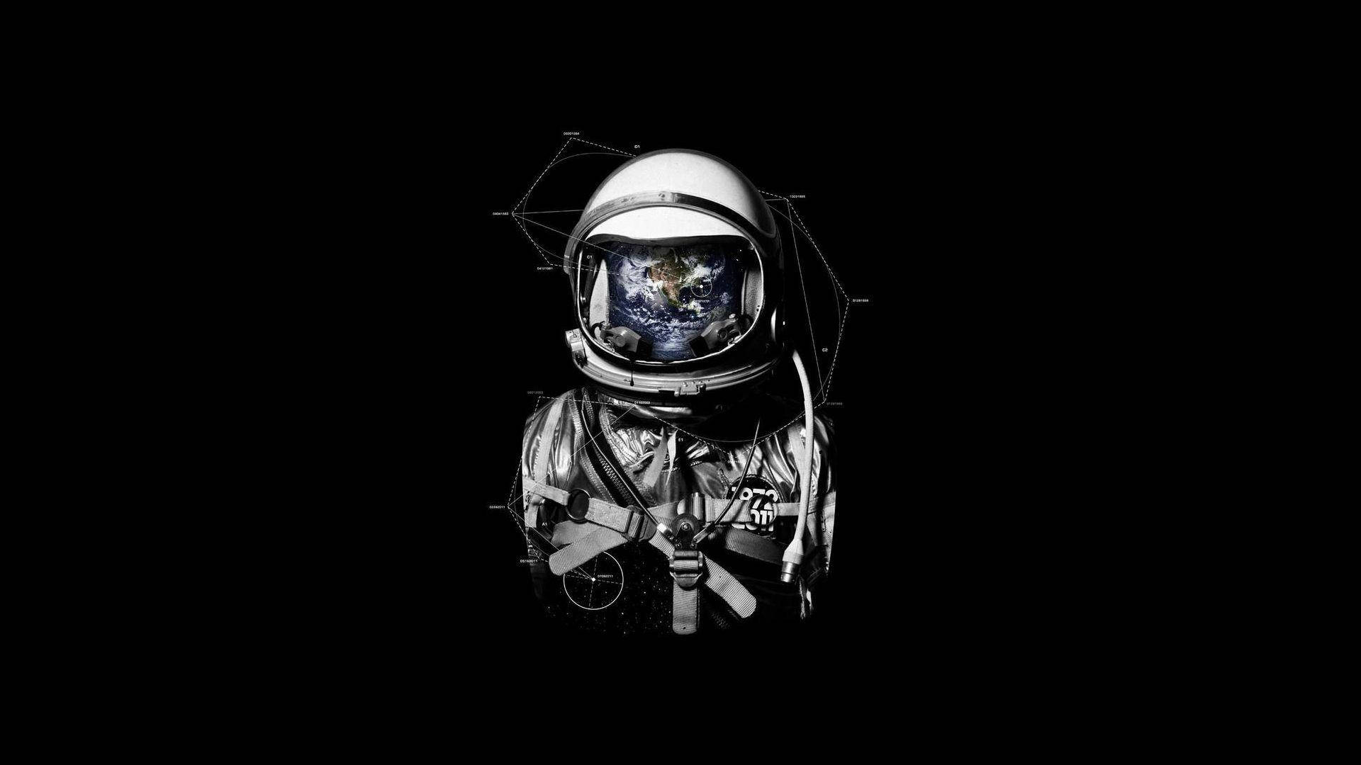 穿著太空衣的太空人透過頭盔面罩觀看地球，背景是黑色虛空。