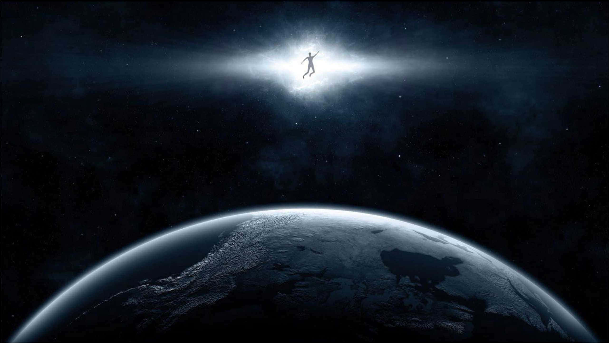 地球與人影宇宙背景 壁紙 — 一個孤獨的身影漂浮在地球上空的太空中，雙臂伸向一道光芒四射的宇宙光源。