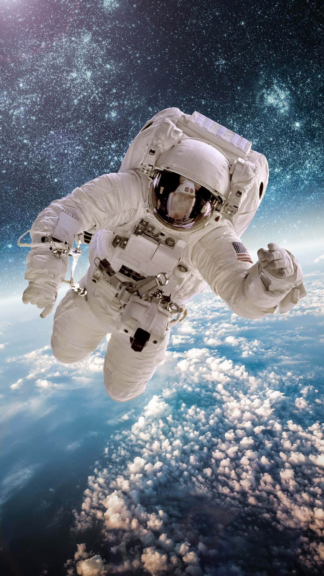 太空人在地球雲層上方太空漂浮，星星可見。