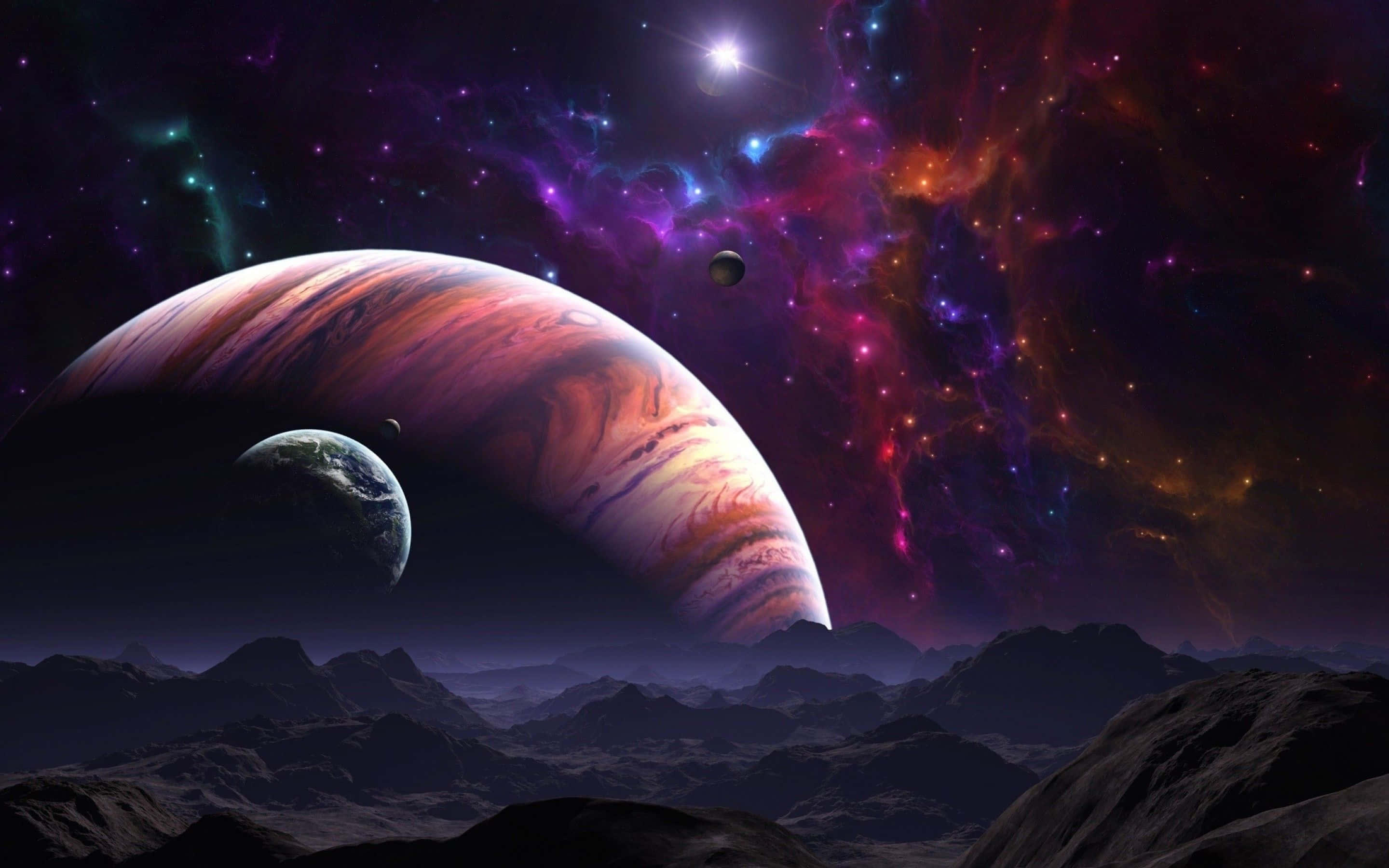 地球與木星宇宙背景 壁紙 — 宇宙景觀揭示一顆巨大的條紋行星和一顆藍色的小地球，位於鋸齒狀的外星山脈之上，下方是星爆星雲。
