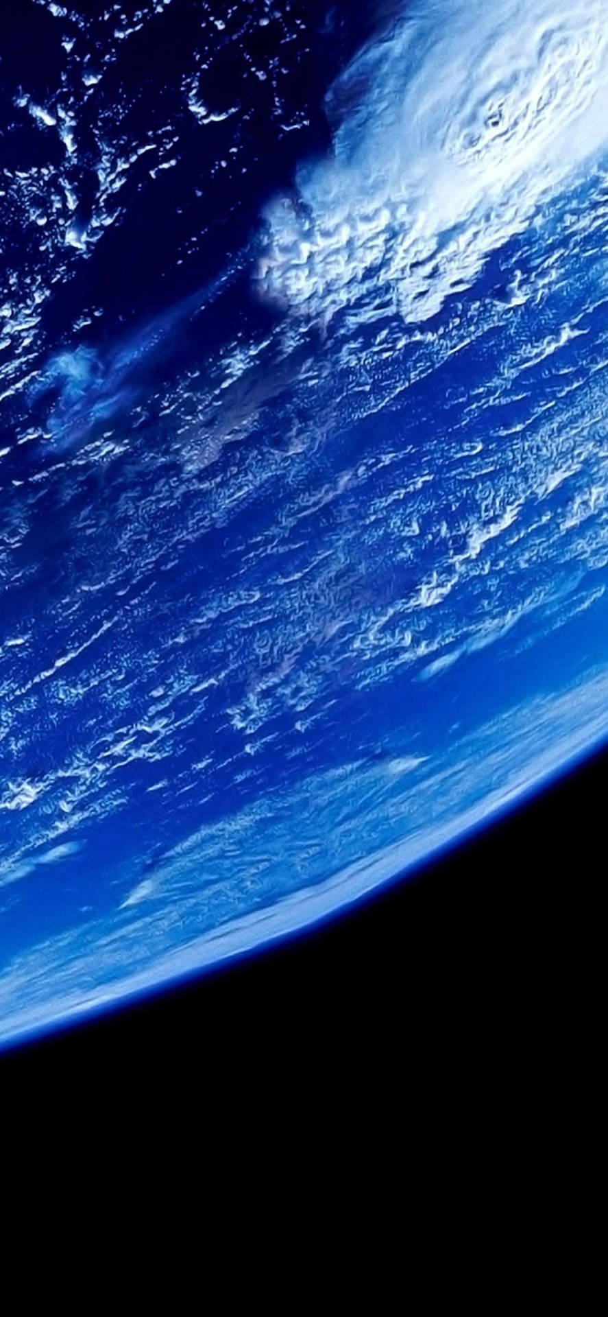從太空看到的地球，藍色海洋和白色雲朵襯托著黑暗。
