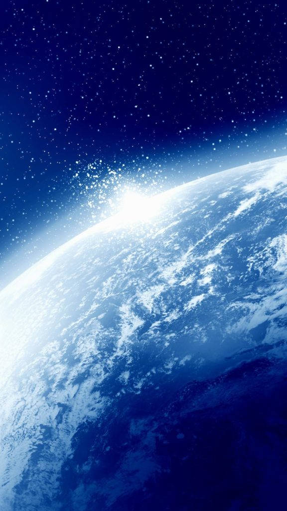 地球藍色太空手機壁紙 壁紙 — 從太空俯瞰地球的壯麗景色，一顆發光的太陽在藍色星球上空升起，背景是繁星點點的宇宙。
