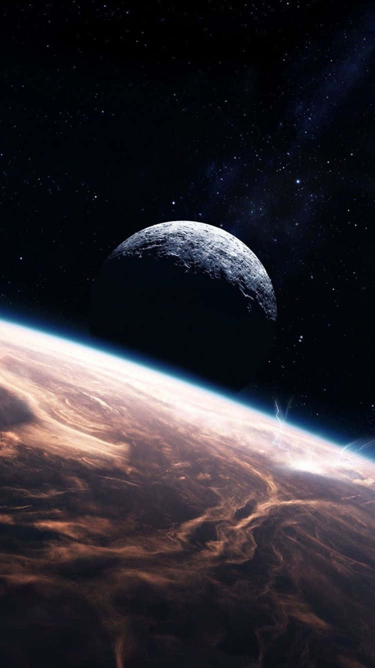 一個月球懸浮在一個有閃電風暴的行星上空，星空背景。