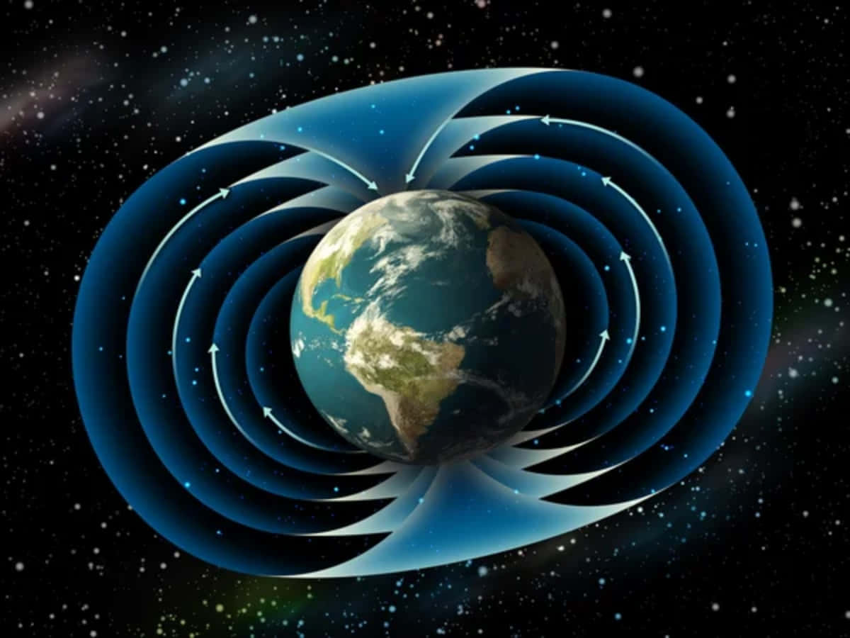 Magnetic Field 桌布 壁紙 — 地球被發光的藍色磁場線包圍，背景是星光燦爛的宇宙。