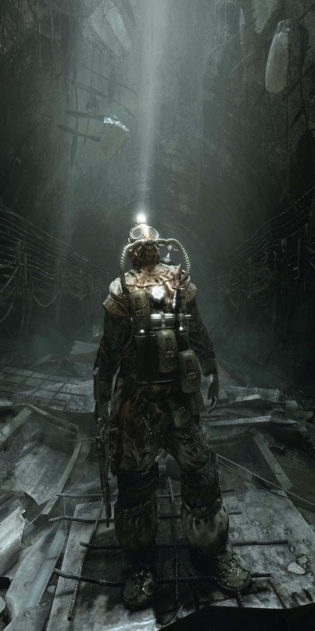 《地鐵2033》主角阿爾托姆於隧道仰望洞口背景（Pixel 3） 壁紙 — 一名身穿重型裝備的孤獨潛水員，站在陽光照耀、逐漸腐朽的水下遺跡中，光束穿透渾濁的水面。
