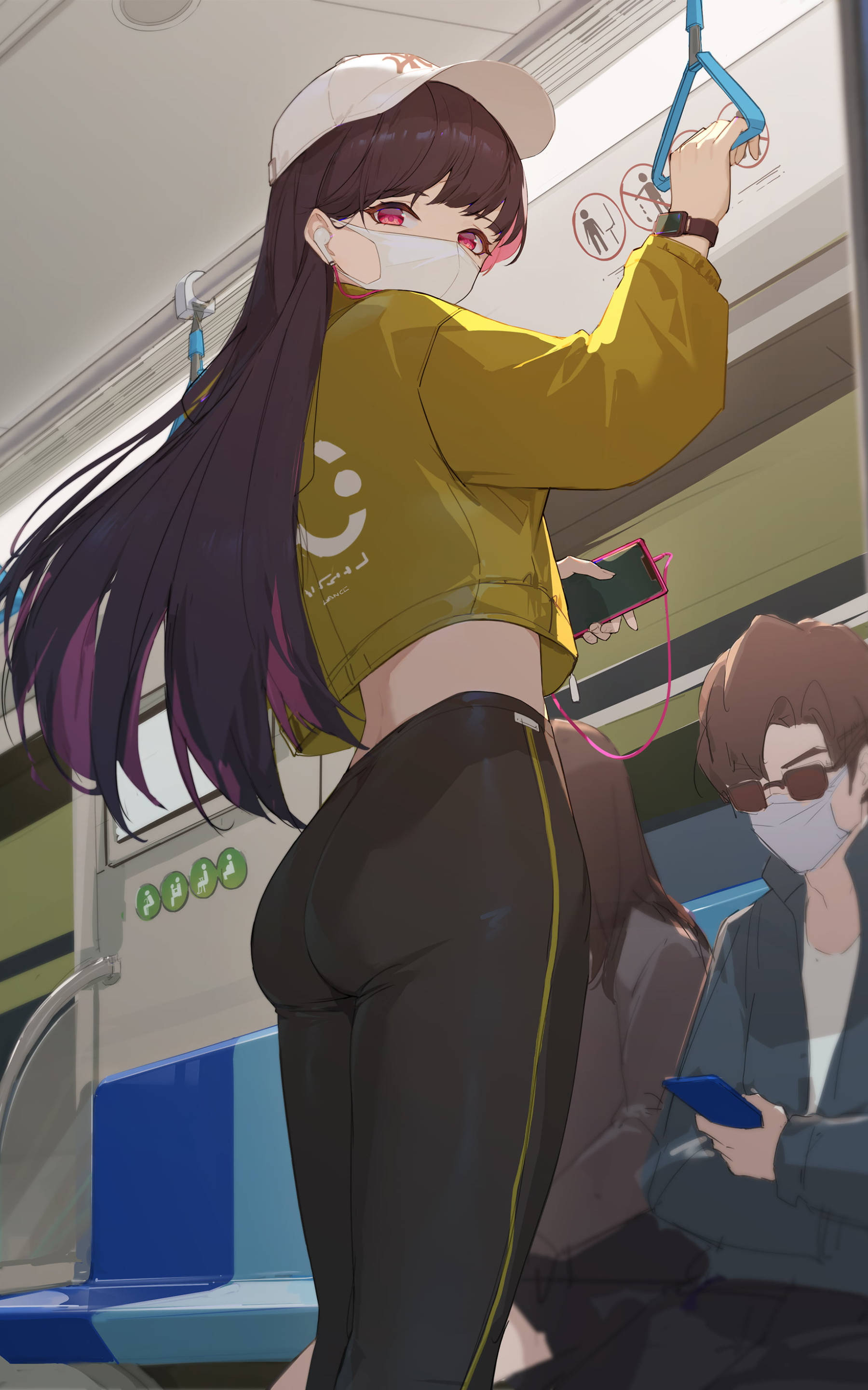 地鐵上的 Ecchi 壁紙 — 一個戴著口罩、長著深色長髮的動漫女孩，穿著黃色外套和黑色緊身褲，站著握住地鐵扶手。