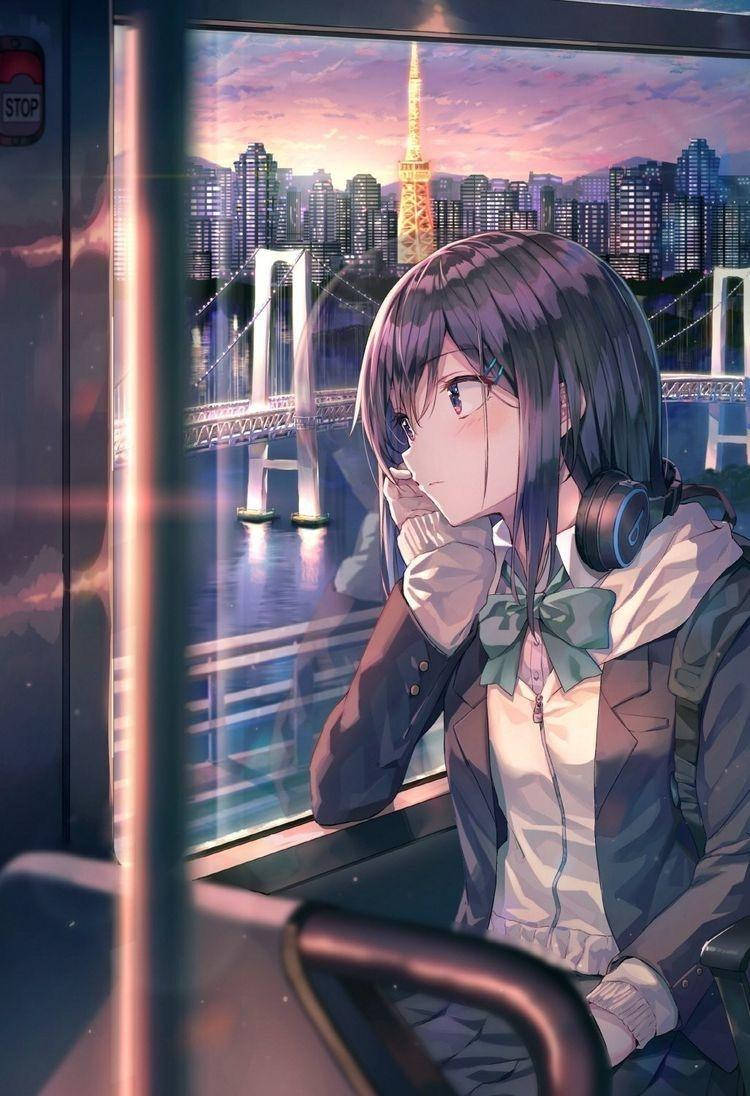 戴著耳機的動漫女孩透過火車窗戶看著東京的日落
