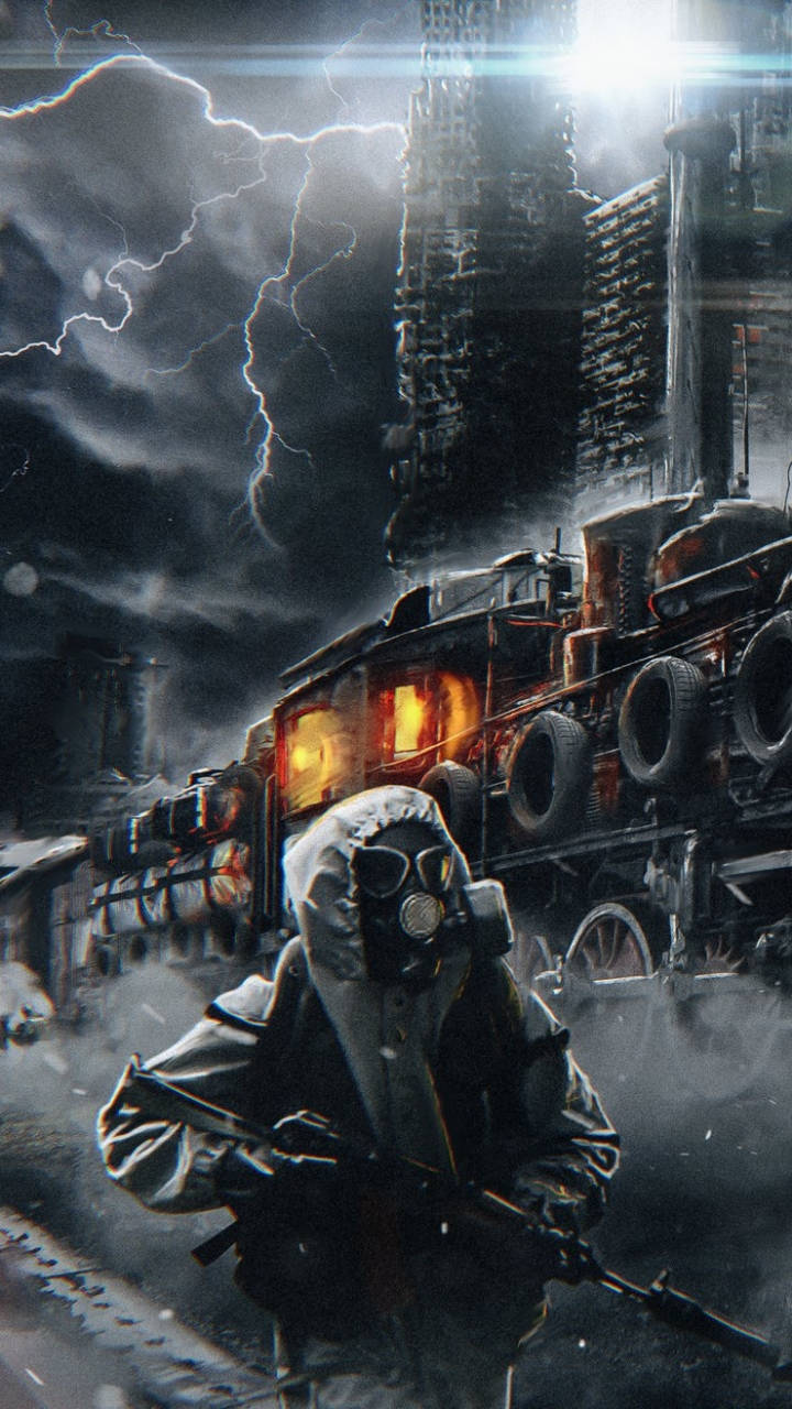 一名戴著防毒面具的士兵在暴風雨的天空下，伴隨著燃燒的火車走過廢墟城市。