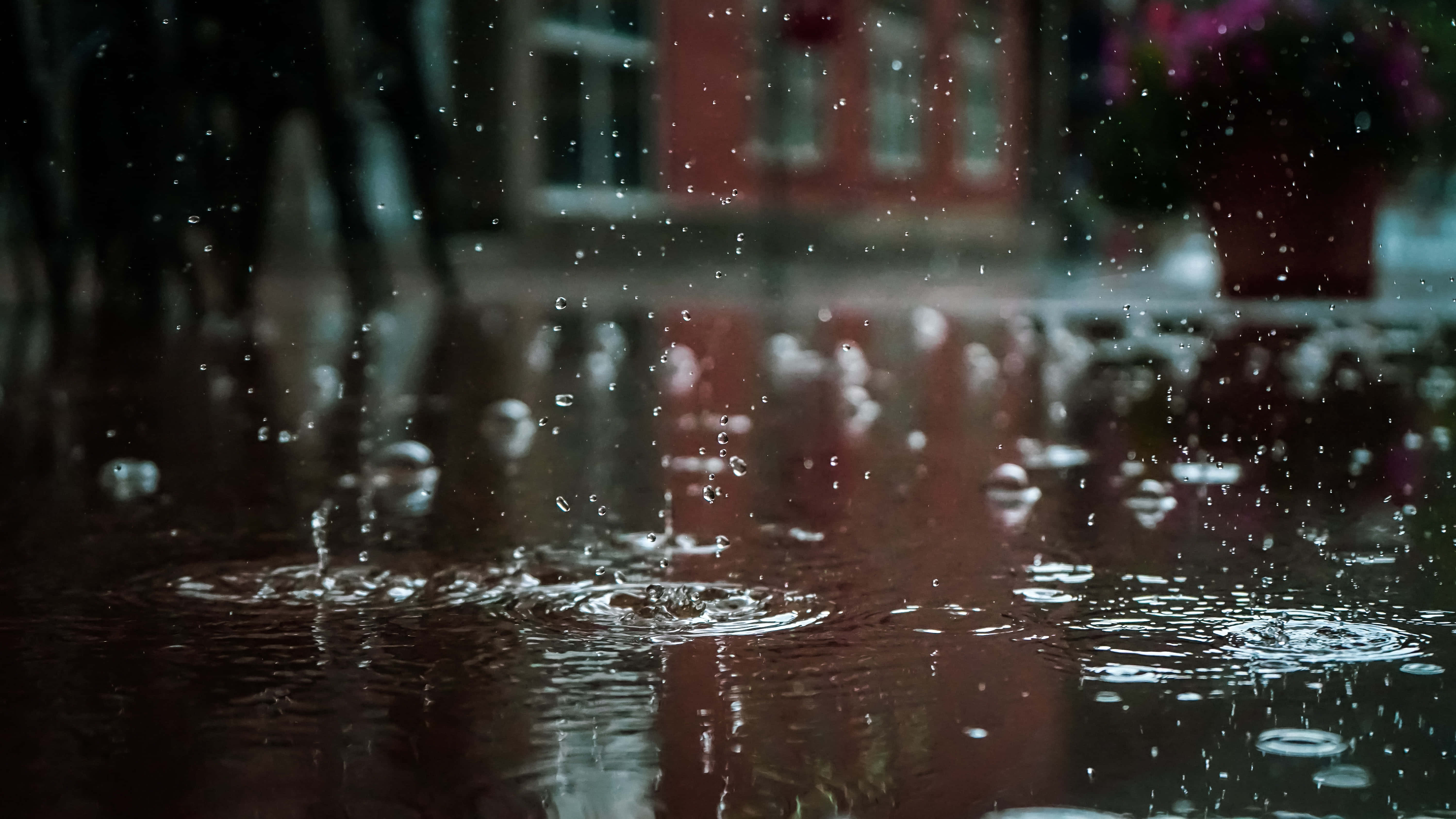 地面上的雨滴 壁紙