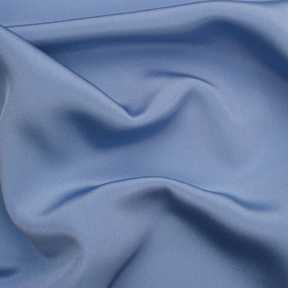Periwinkle Blue 桌布 壁紙 — 均勻光線下光滑淺藍色布料嘅特寫，帶有柔軟摺痕同細微質感。