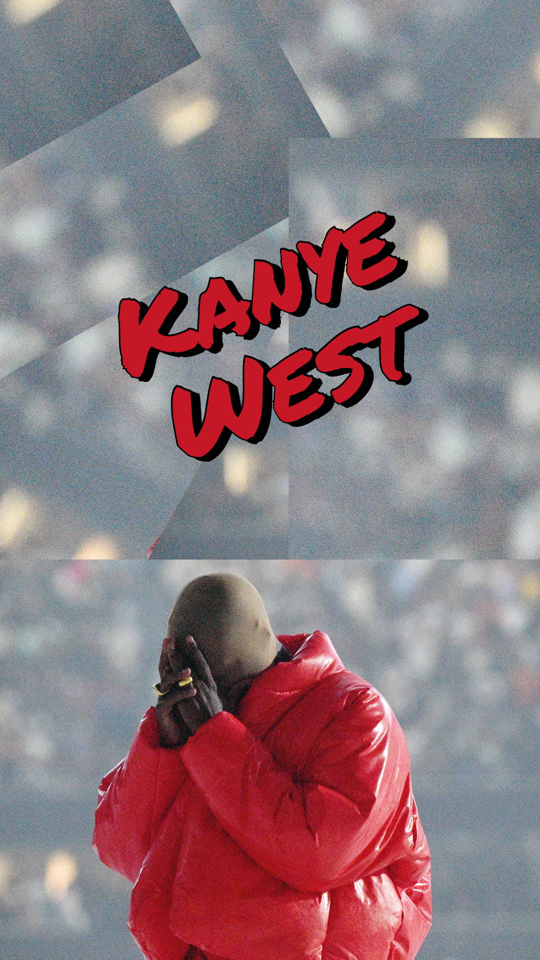 Kanye West 身穿紅色羽絨外套在舞台上於人群前雙手合十。