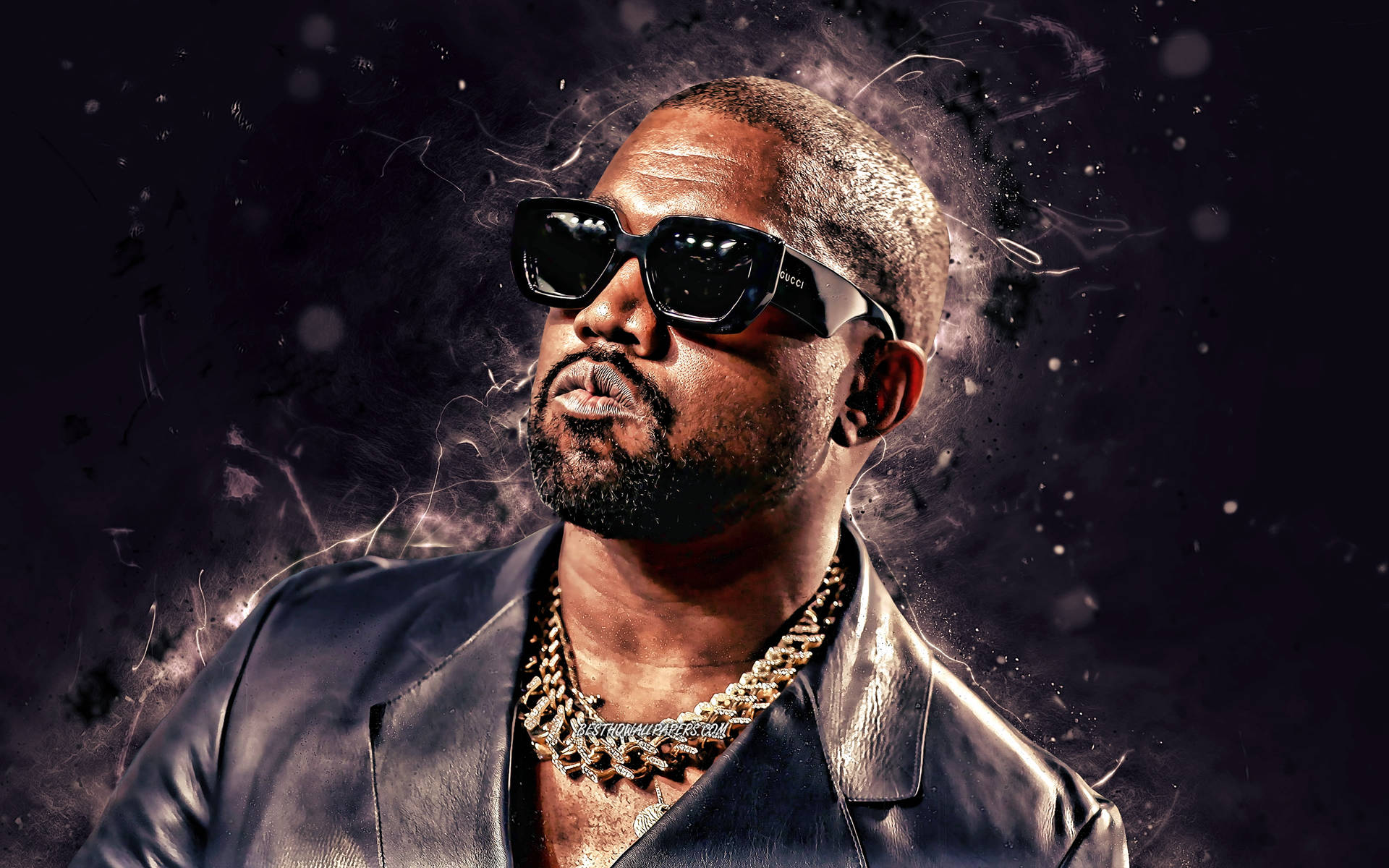 Kanye West 戴著太陽眼鏡和金鏈的煙霧深色肖像。
