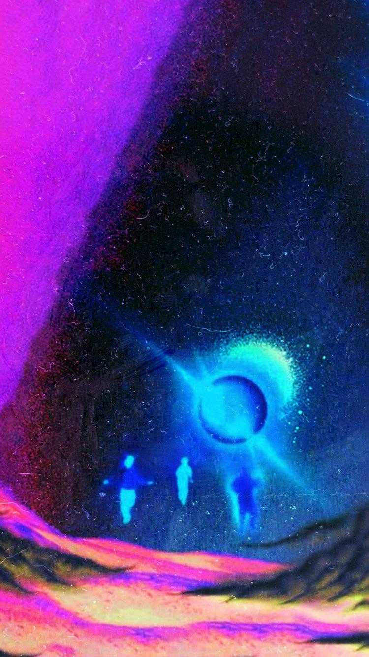 坎耶·威斯特自豪地站在以他已故母親命名的藝術作品前 壁紙 — 三個發光的藍色身影站在一個宇宙傳送門前，背景是沐浴在霓虹紫和電光藍光中的超現實外星景觀。