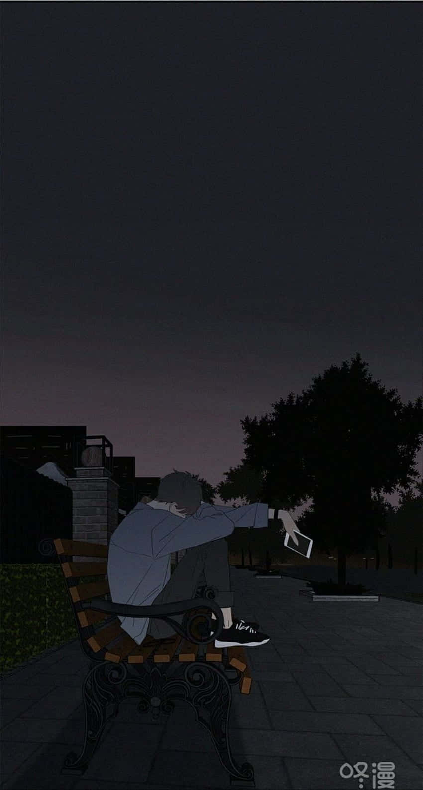坐在長凳上的冷靜憂傷男孩 壁紙 — 一個孤獨的身影在黃昏時分癱坐在公園長椅上，手持電話，陰暗的樹木在陰沉天空中若隱若現。
