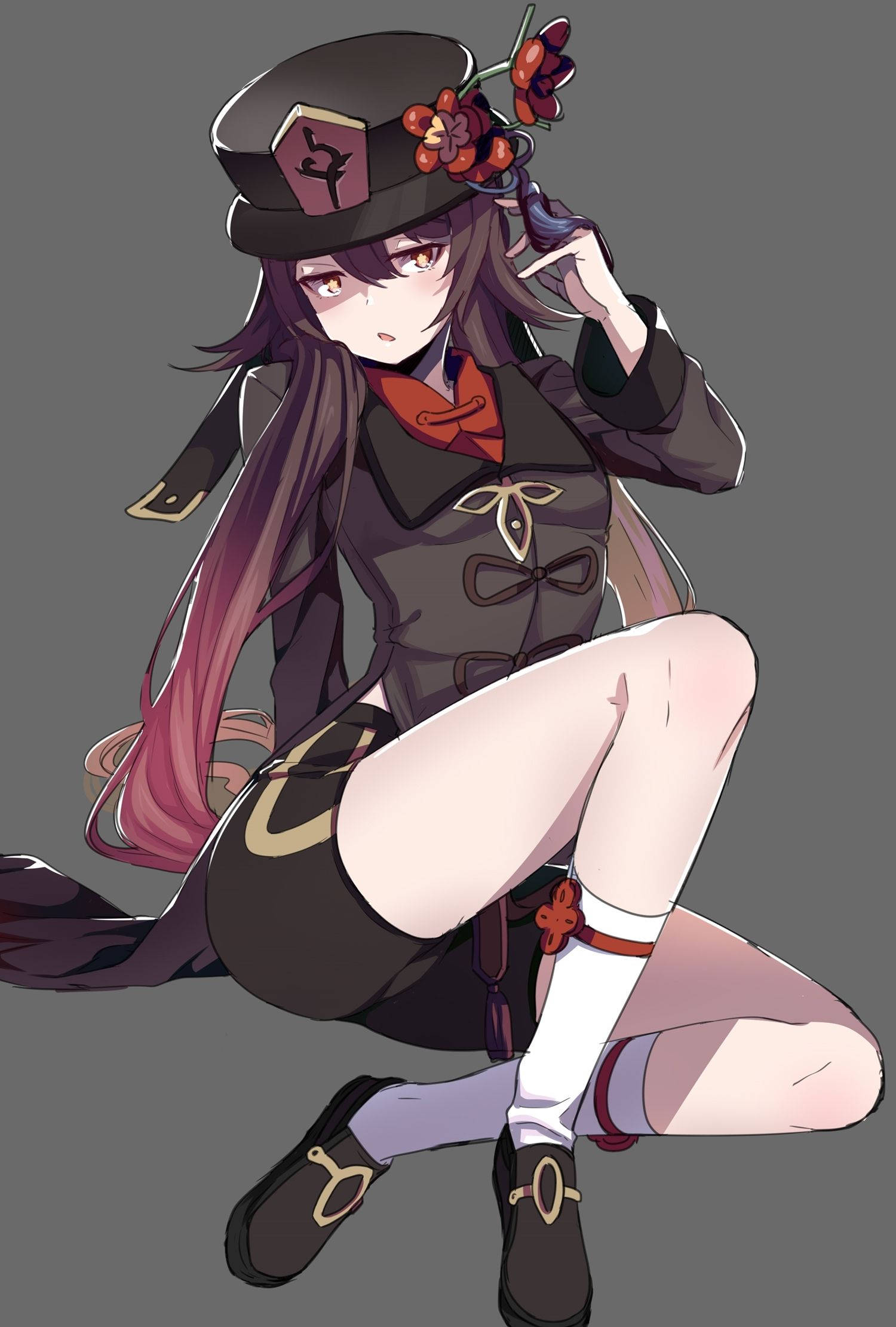 坐著的 Hu Tao 原創插畫 壁紙 — 一個風格化的動漫女孩，長長紫色頭髮，戴著飾有紅花的黑色帽子，在純灰色背景前以優雅的姿勢坐著。