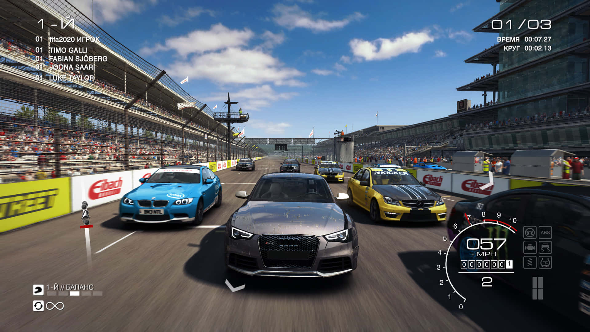 坐進駕駛座，駕馭Grid Autosport中的頂級賽車 壁紙 — 高速賽車遊戲場景，多輛賽車在陽光照耀的賽道上競爭，周圍是擁擠的看台。