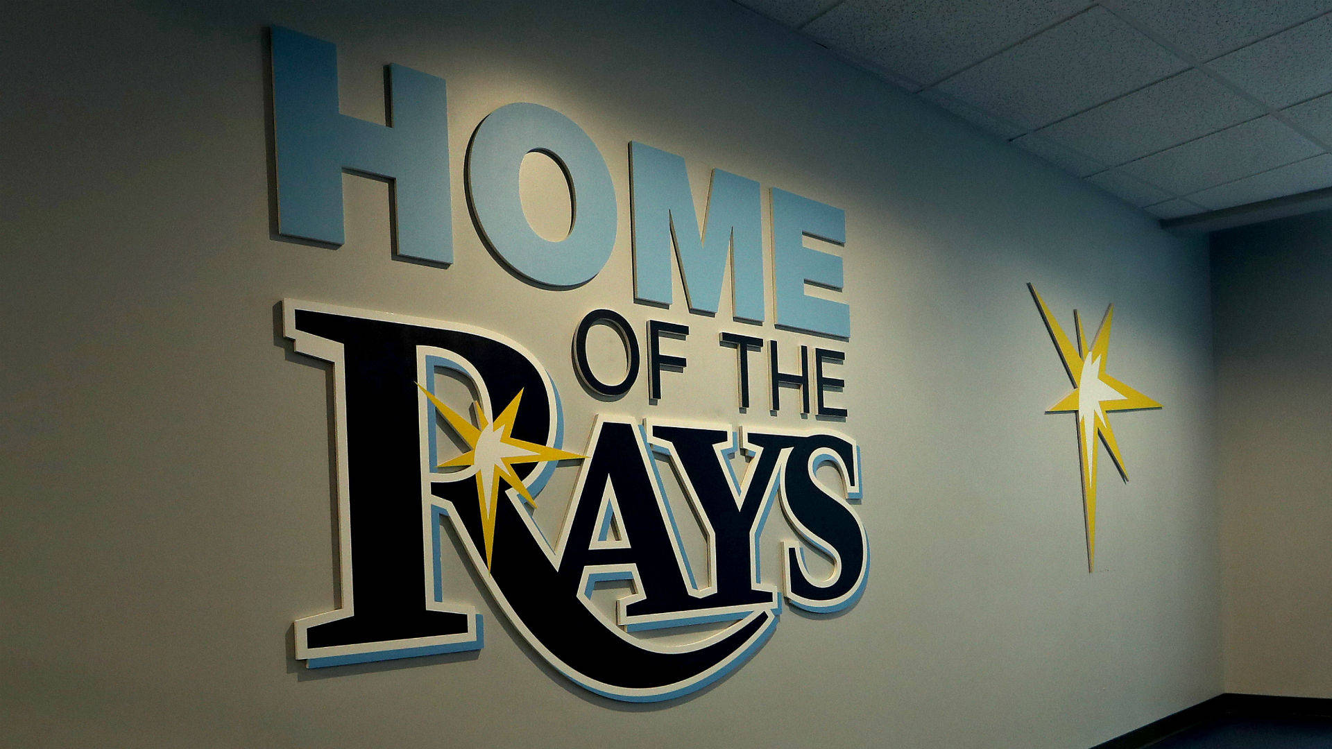 走廊中帶有星星標誌的牆上標牌，寫著Home of the Rays。