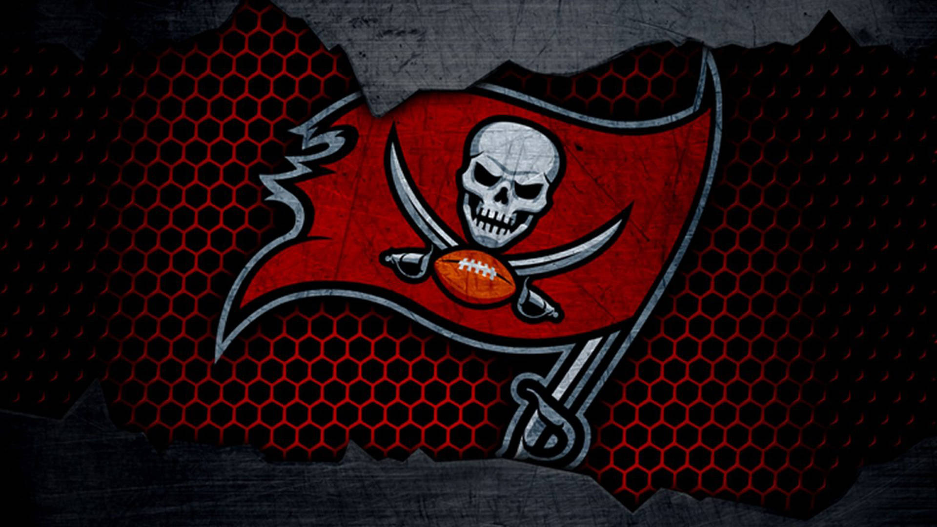 坦帕灣海盜隊2021 NFL橫幅 壁紙 — 一個大膽的坦帕灣海盜隊標誌，有一個骷髏頭抱著橄欖球，置於紅色六角形網格和撕裂的灰色背景上。