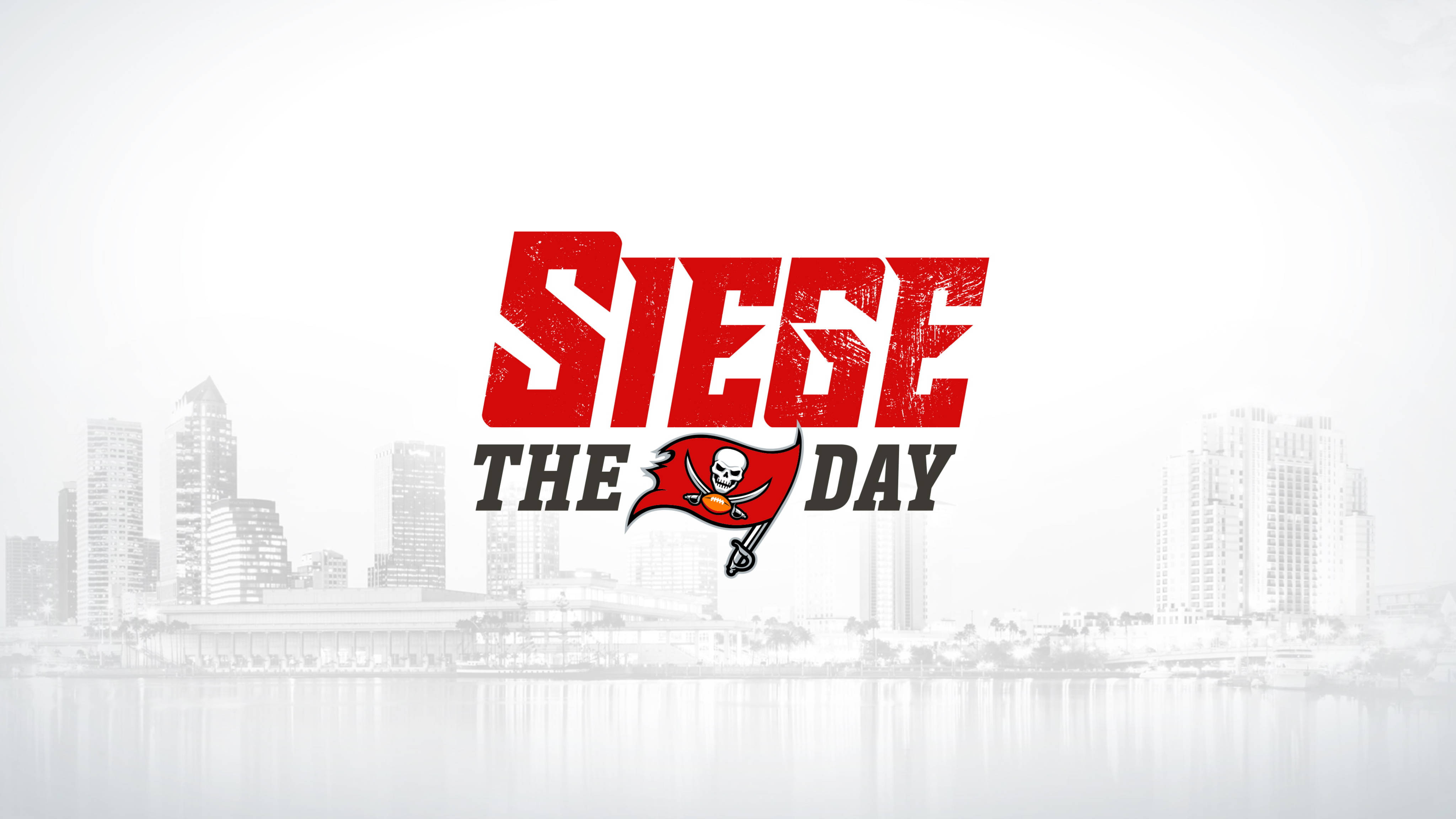 坦帕灣海盜隊白色標語 壁紙 — 大膽的紅色「SIEGE THE DAY」標誌，坦帕灣海盜隊旗幟居中，置於水中倒影的單色城市天際線之上。
