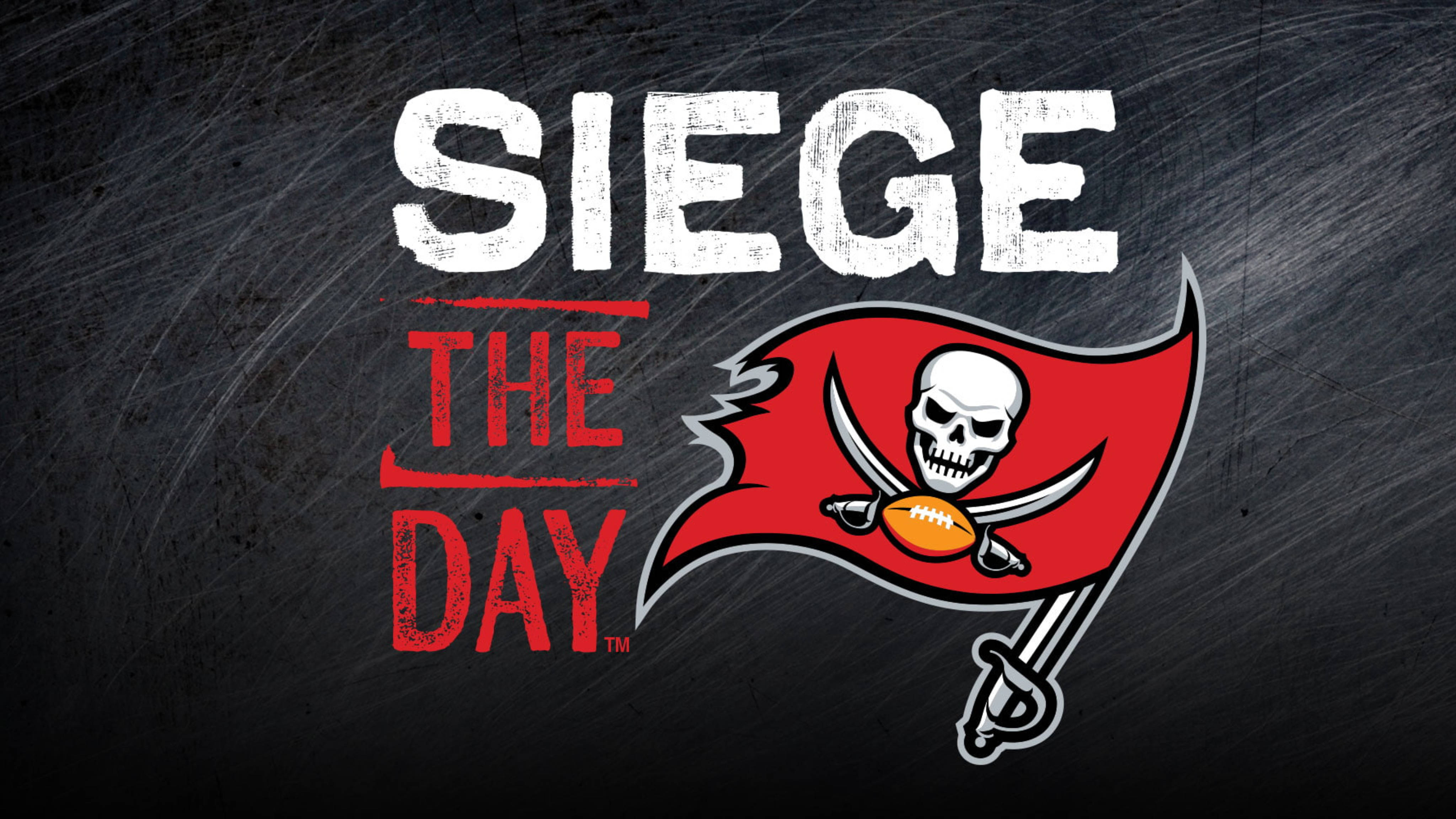 坦帕灣海盜隊黑色標語 壁紙 — 粗體白色和紅色的「SIEGE THE DAY」文字覆蓋在刮花的黑板紋理上的坦帕灣海盜旗幟。