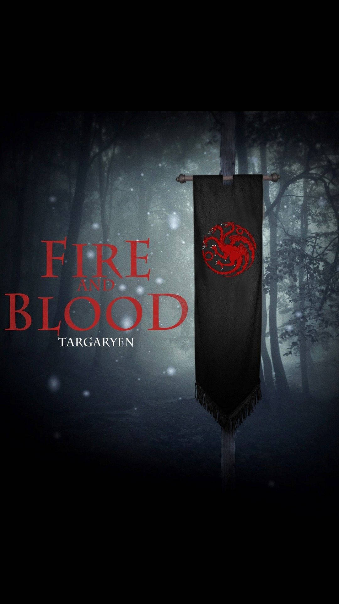 黑色旗幟上有紅色龍，在迷霧森林中，帶有 Fire and Blood 文字。