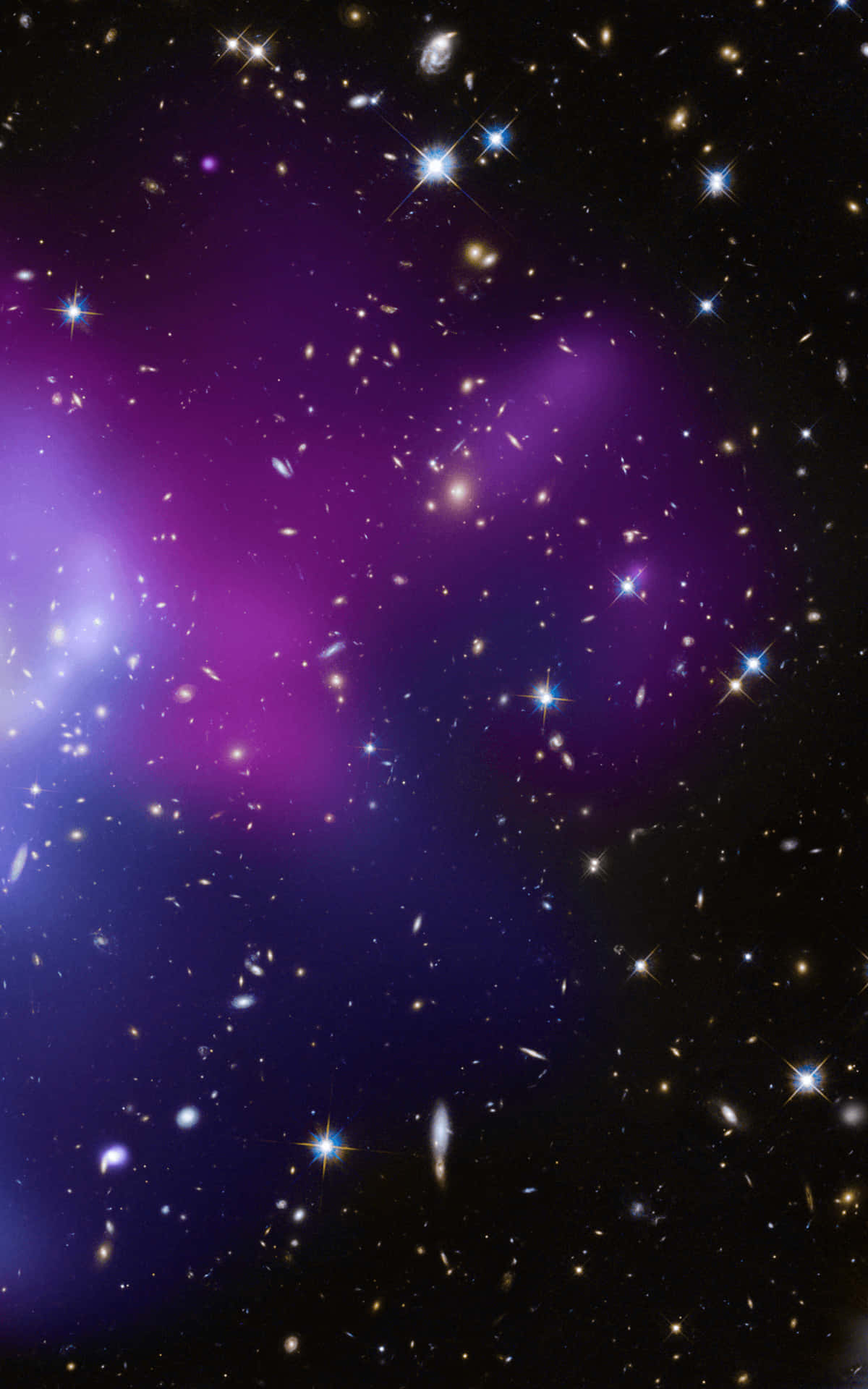在深空中，充滿閃爍星星和遙遠星系的鮮豔紫色和藍色星雲。