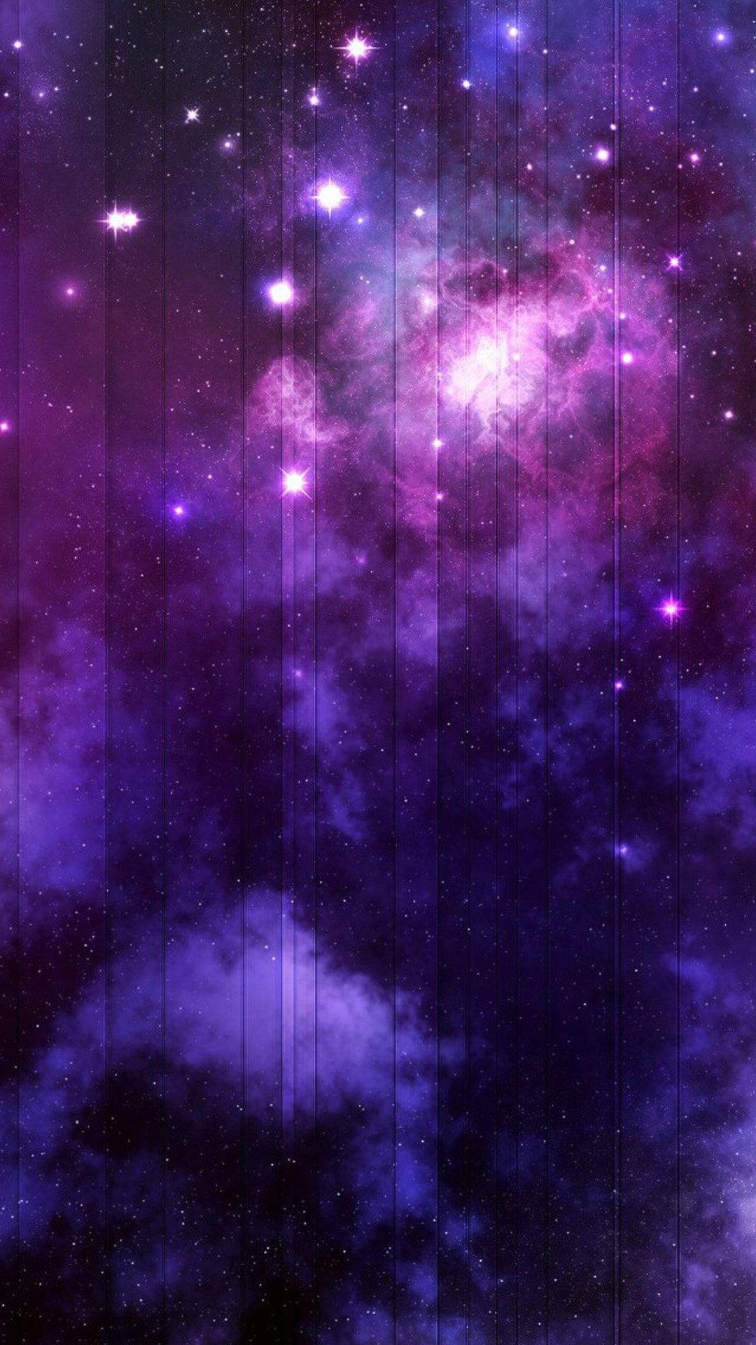 紫色宇宙星雲，帶有發光的星星和黑暗的太空背景。