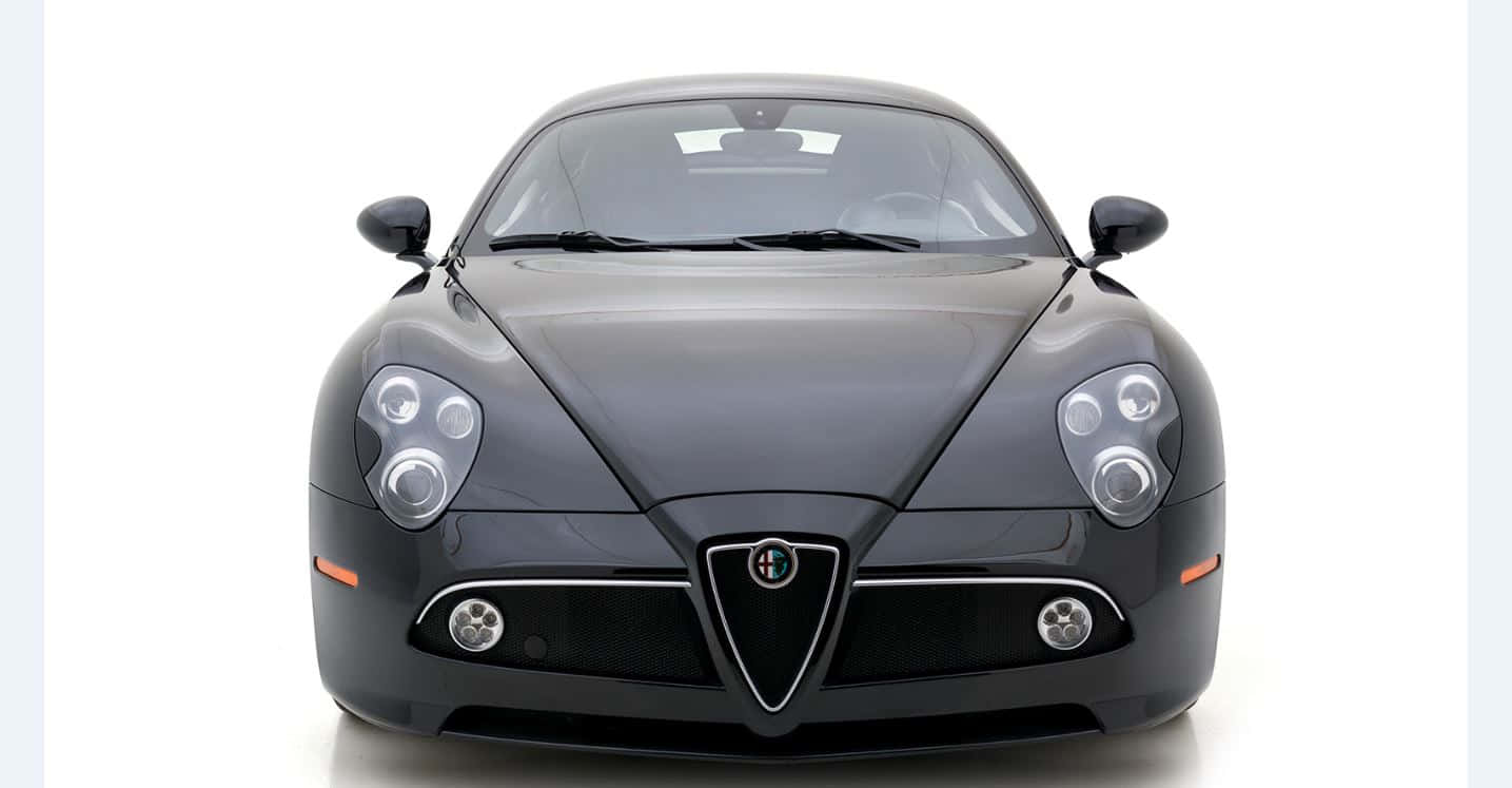Alfa Romeo 8c Competizione 桌布 壁紙 — 型格啞光黑色 Alfa Romeo 跑車正面視圖，配以純白背景。