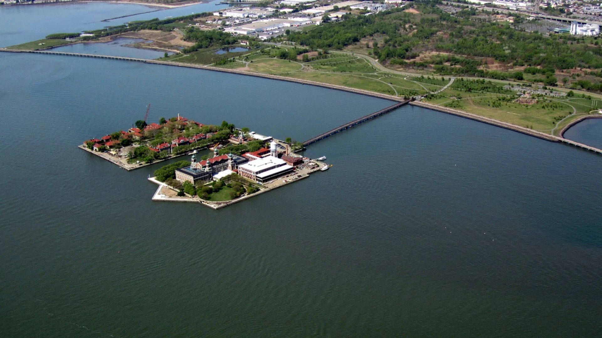埃利斯島的歷史建築和綠地被海水包圍，由橋樑連接。