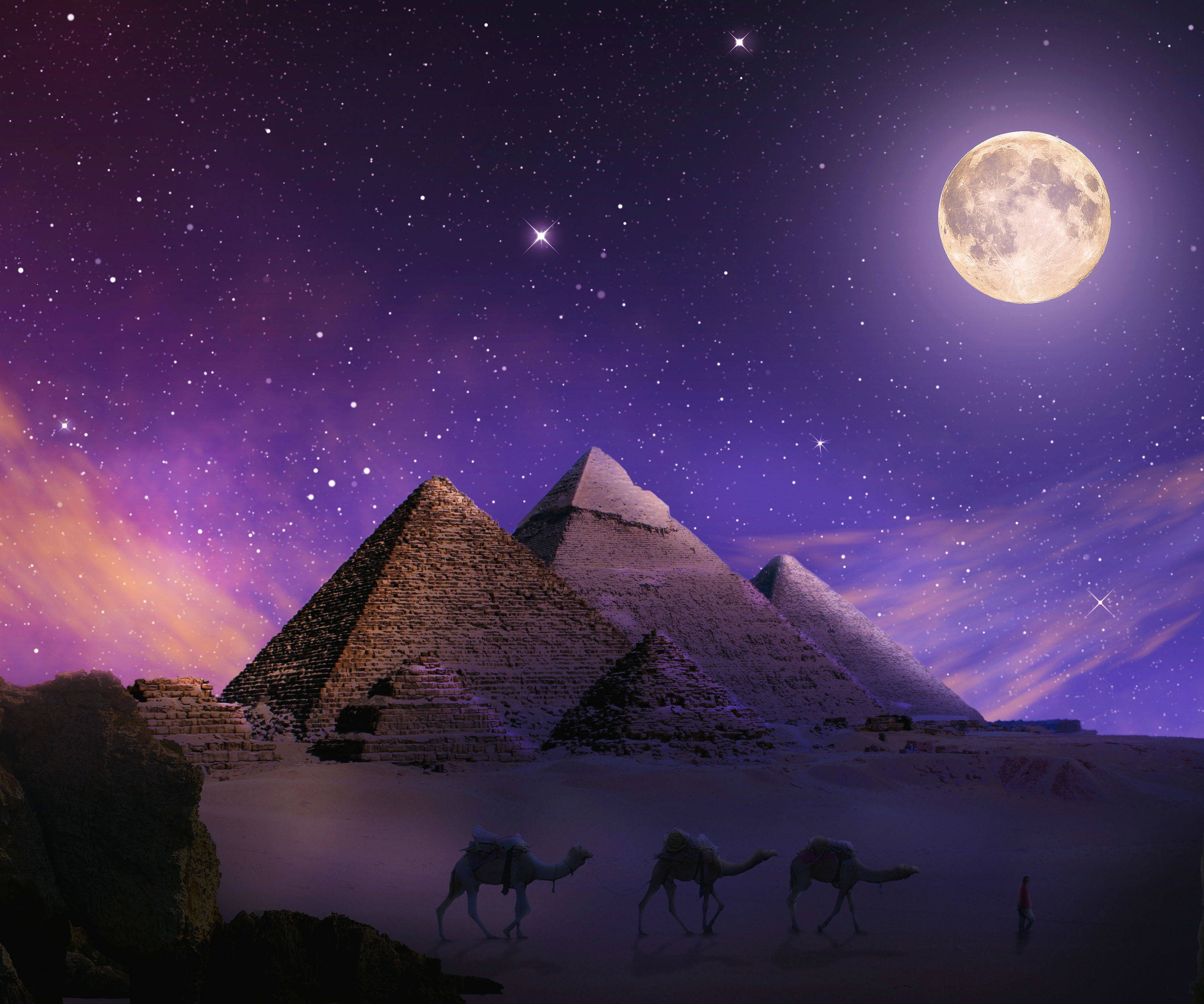 埃及夜空 壁紙 — 古老金字塔在繁星點點的紫色天空下升起，一輪發光的滿月照耀著穿越沙漠沙丘的駱駝。