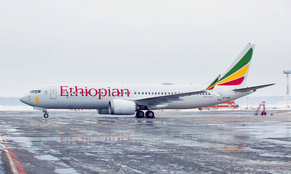 埃塞俄比亞航空飛機在冬季潮濕積雪的跑道