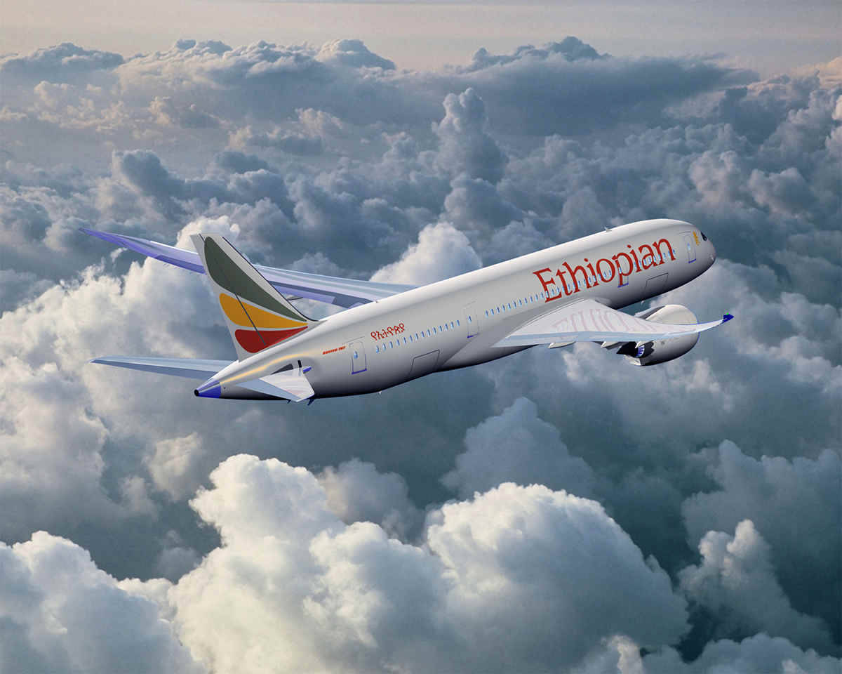 埃塞俄比亞航空飛機在雲層上方飛行
