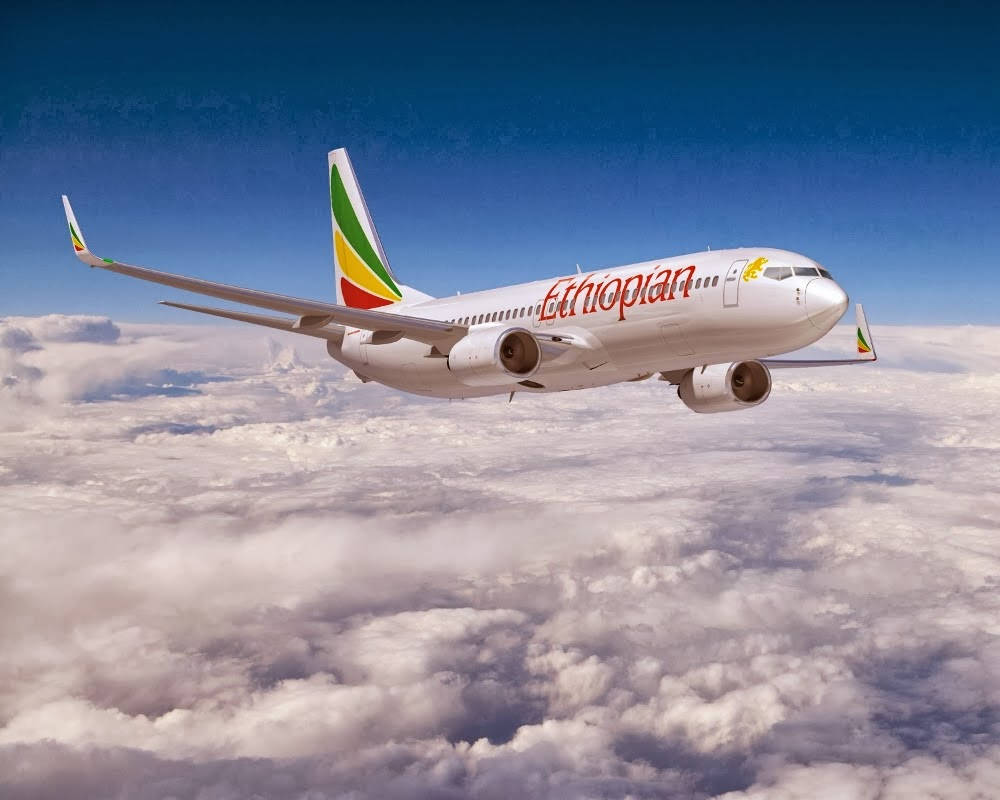 埃塞俄比亞航空飛機在藍天白雲上飛行