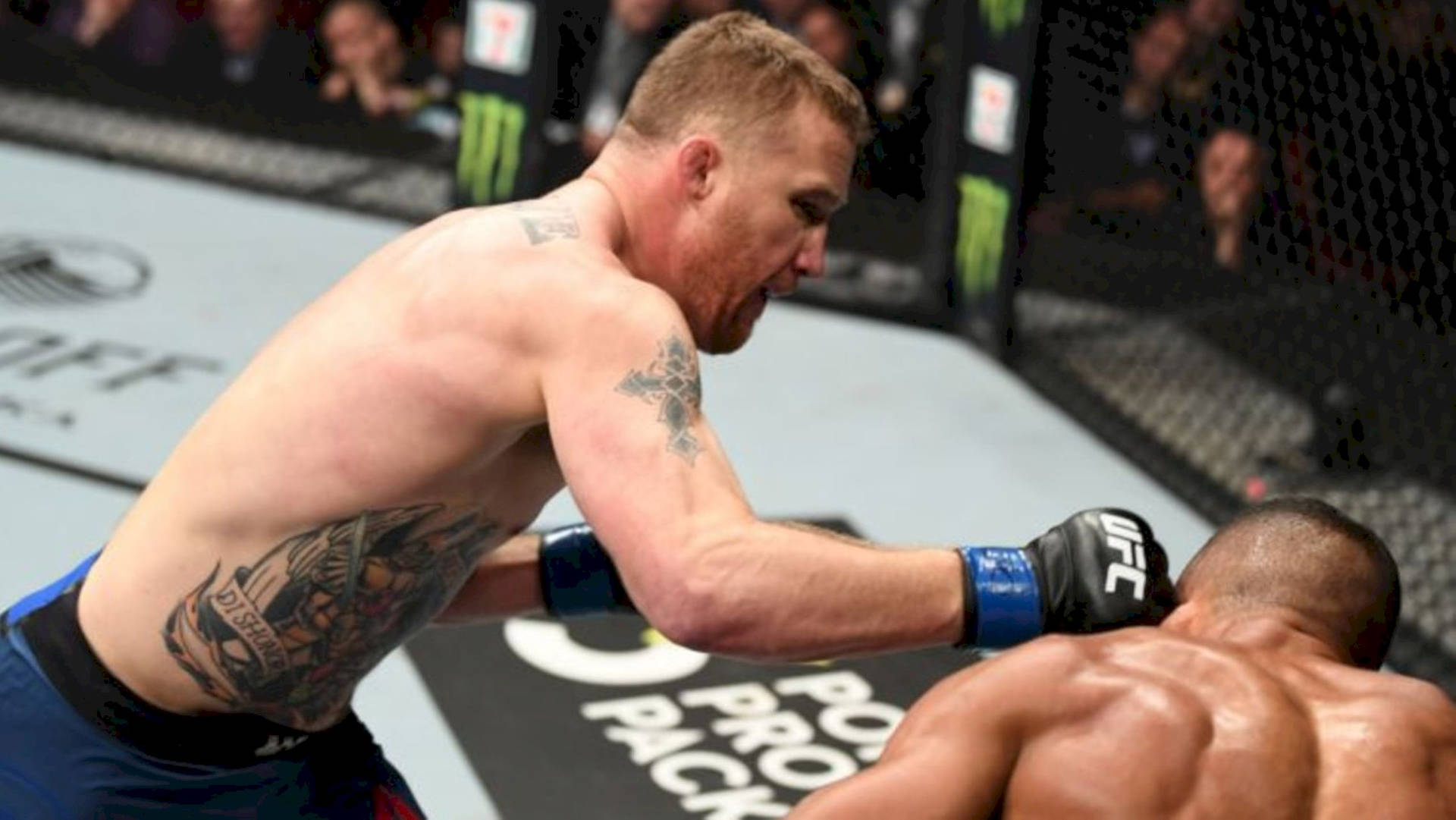 MMA拳手在UFC八角籠中擊中對手。