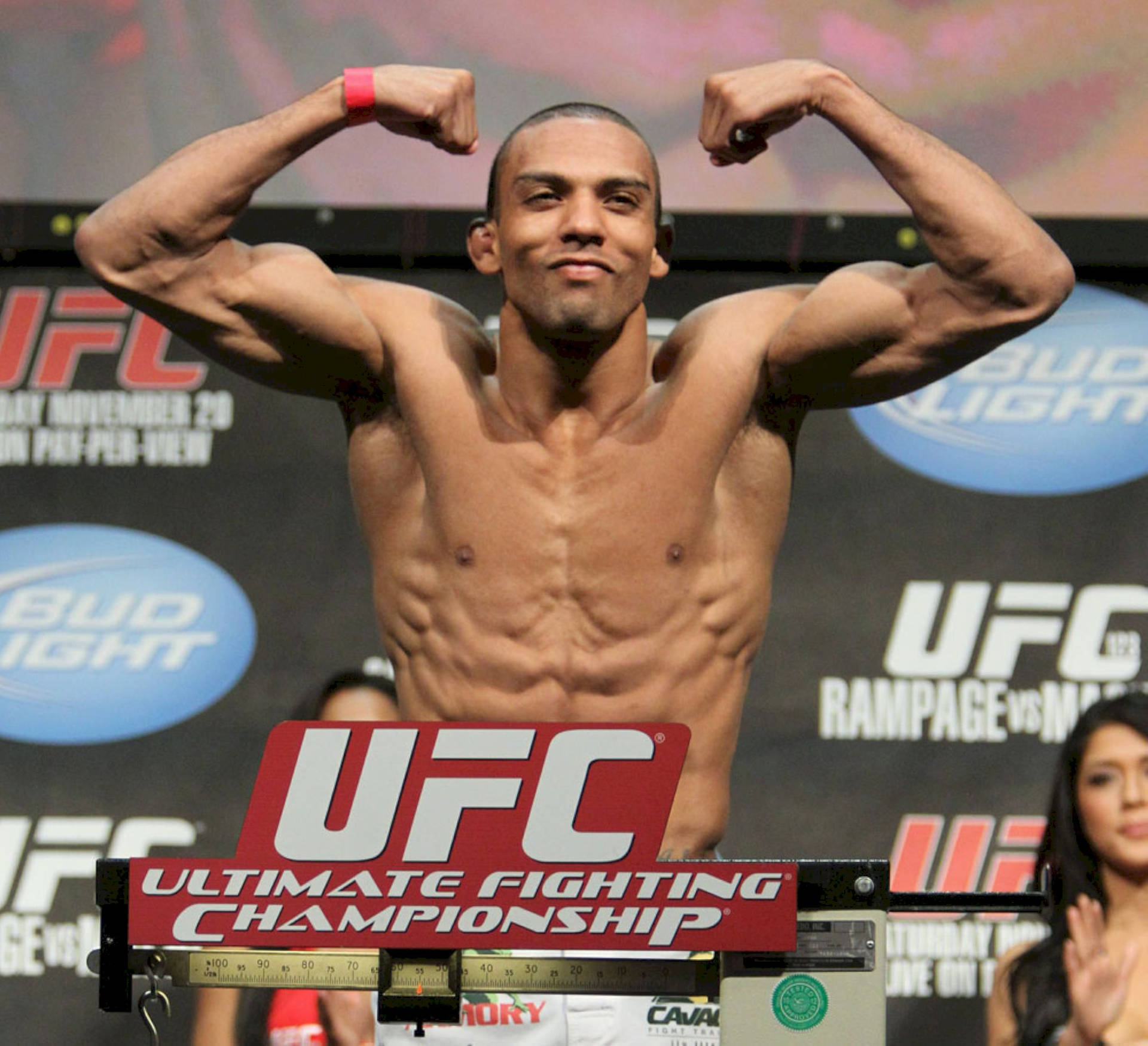 UFC拳擊手在活動中在稱重秤上彎曲手臂。
