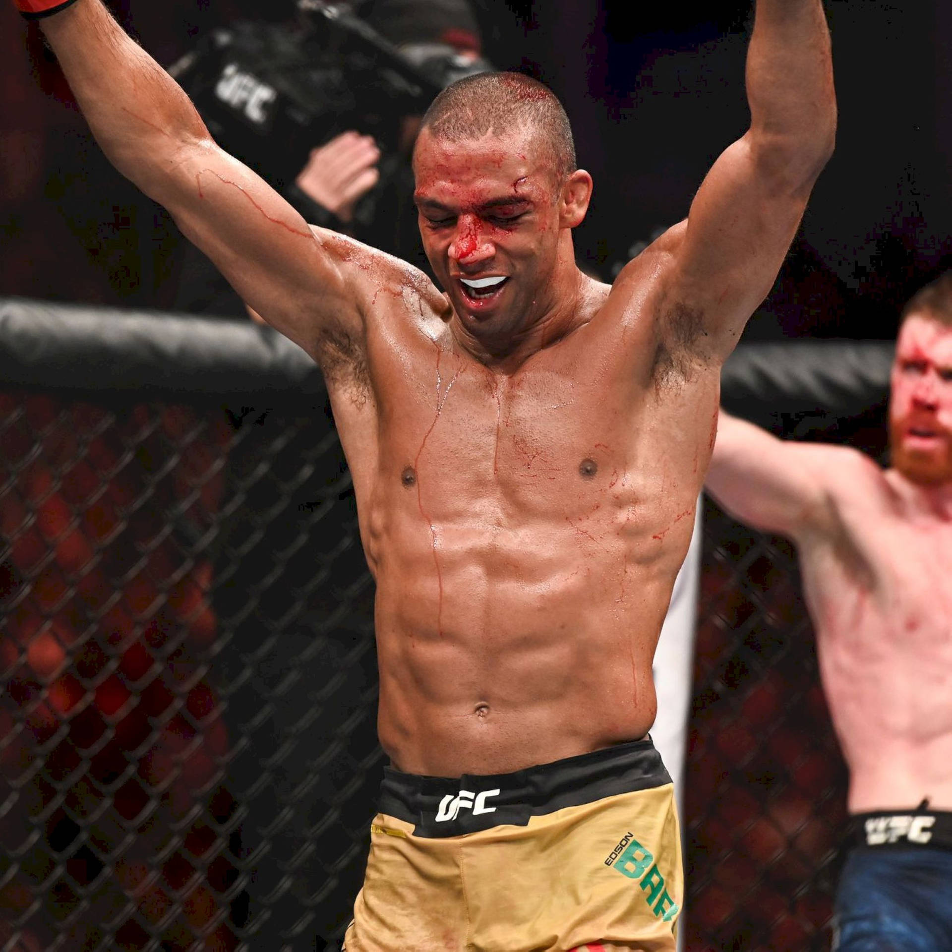 UFC拳手在殘酷比賽後高舉雙臂慶祝勝利