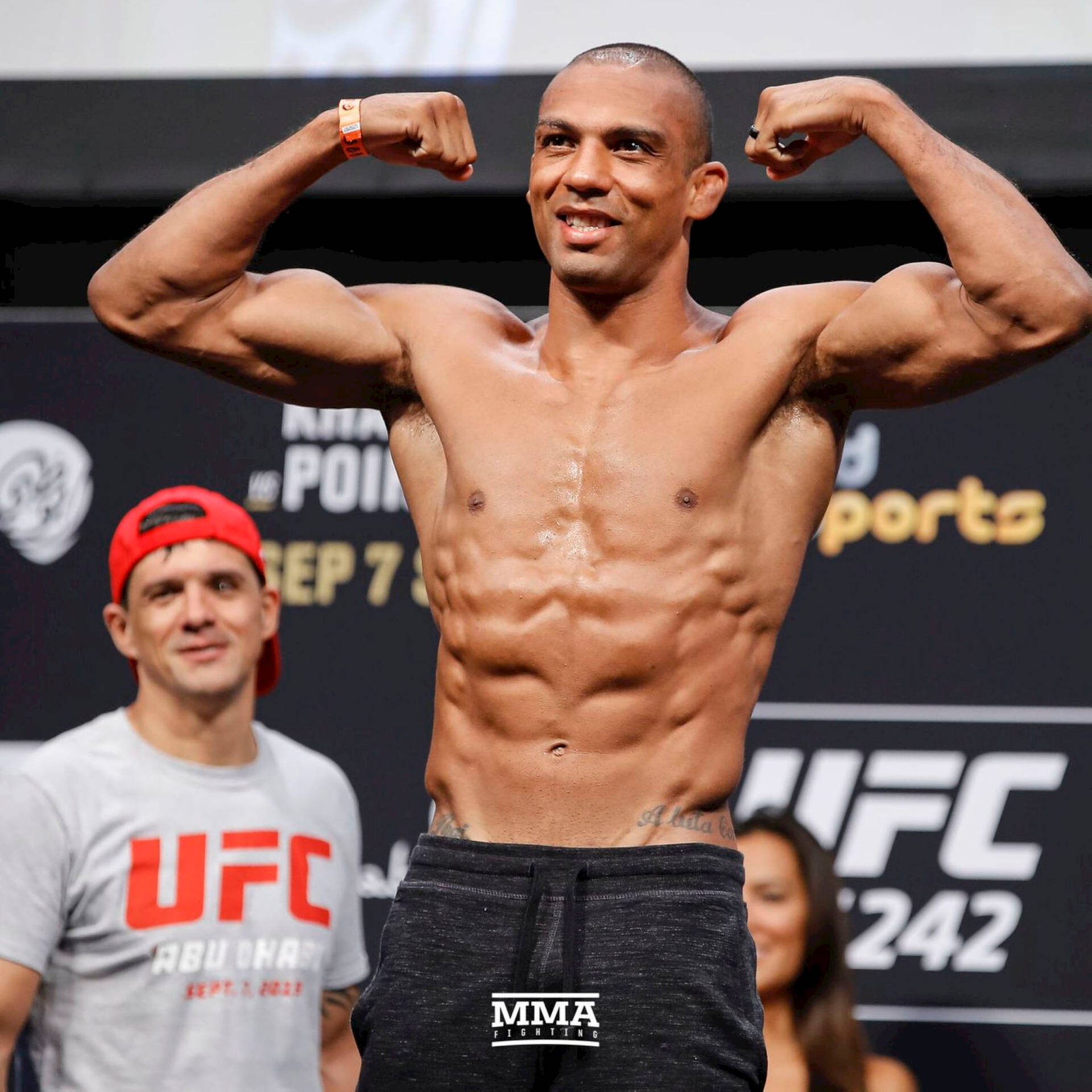 UFC拳手在稱重活動中展示肌肉