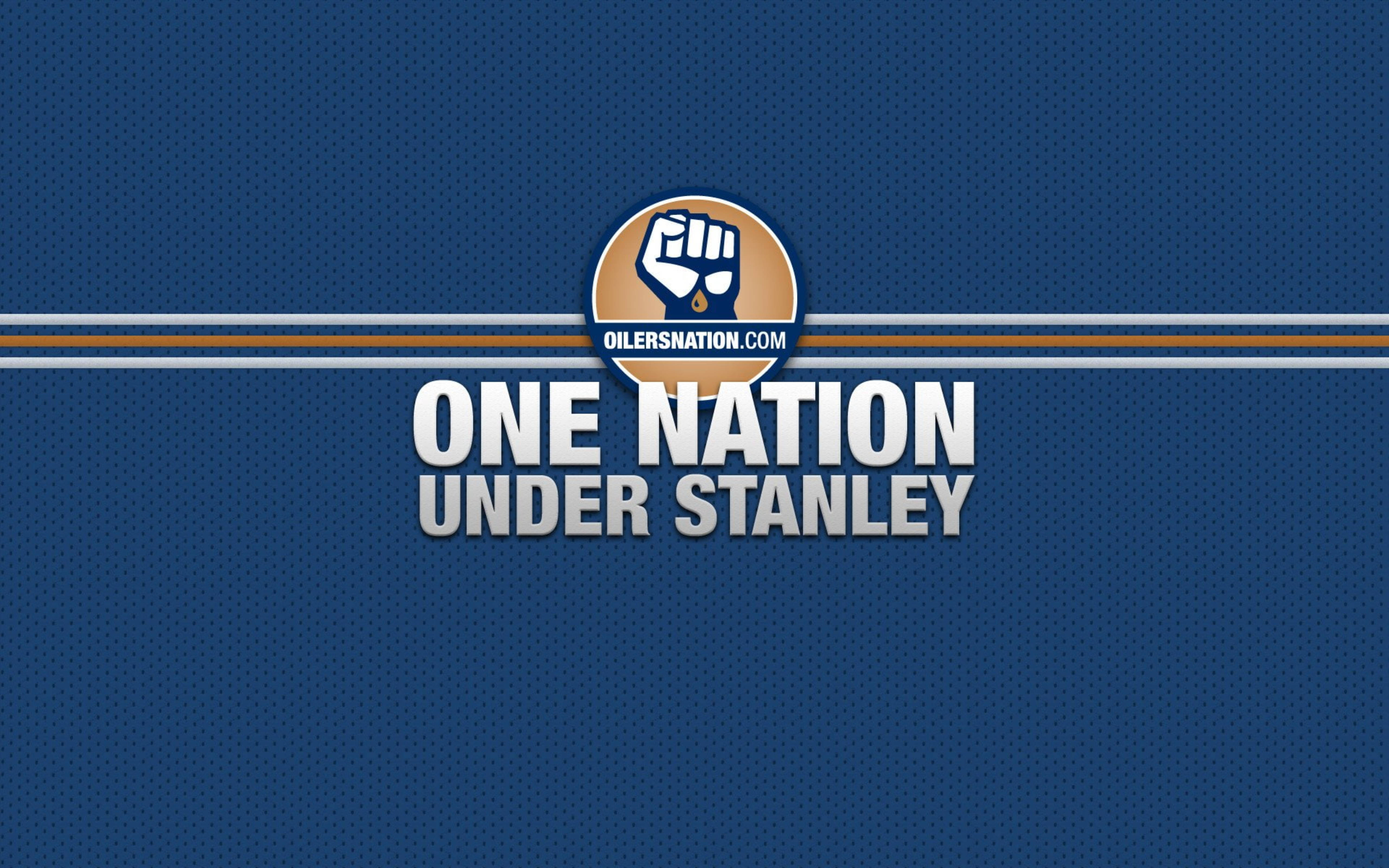 埃德蒙頓油人隊 One Nation 壁紙 — 粗體白色文字在帶有橙色和白色條紋及舉起拳頭標誌的紋理藍色背景上顯示 one nation under stanley。