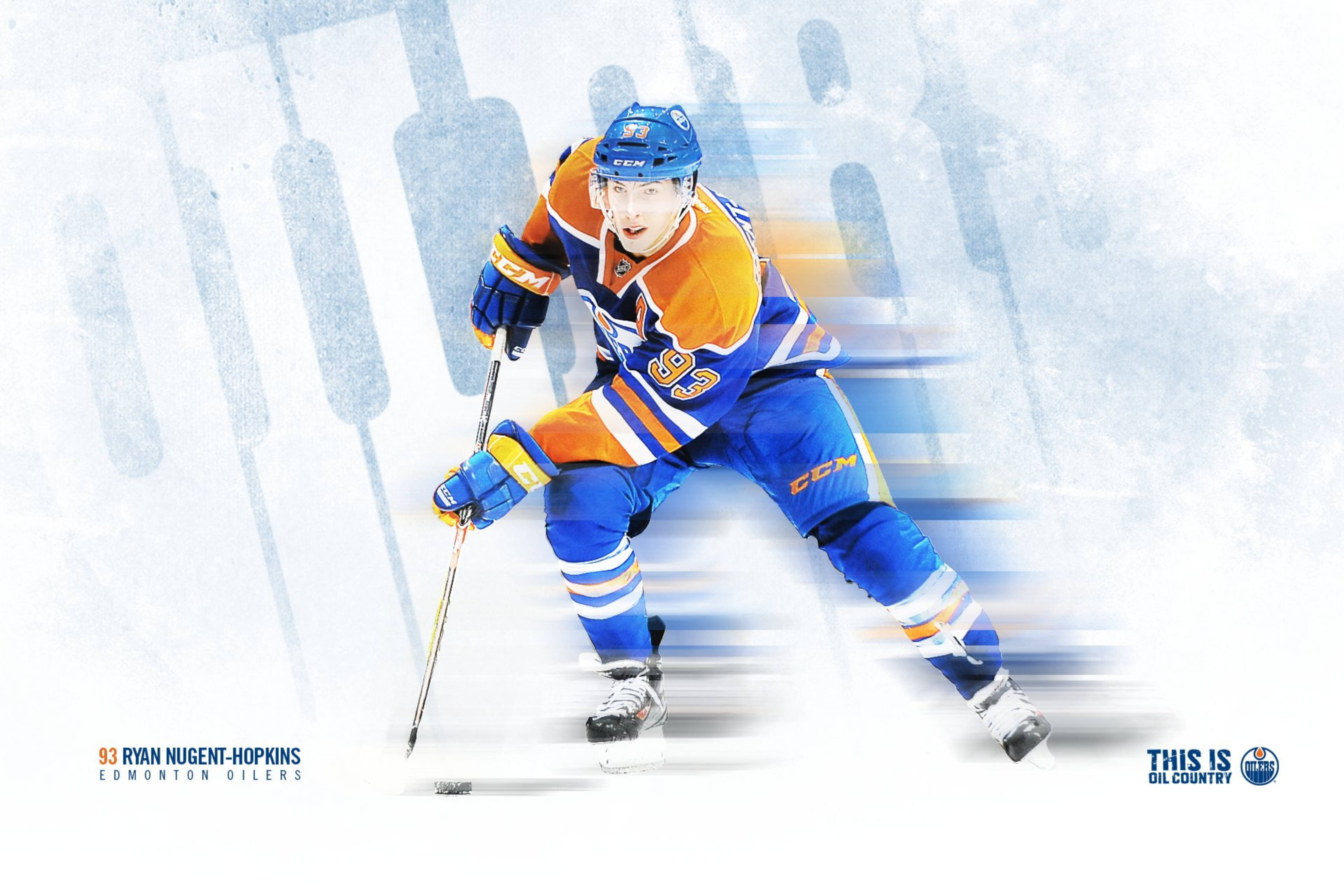 埃德蒙頓油人隊93號努根特藝術 壁紙 — 冰球運動員 Ryan Nugent-Hopkins 身穿藍色和橙色的 Edmonton Oilers 裝備，在模糊的冰場背景下動態滑行。