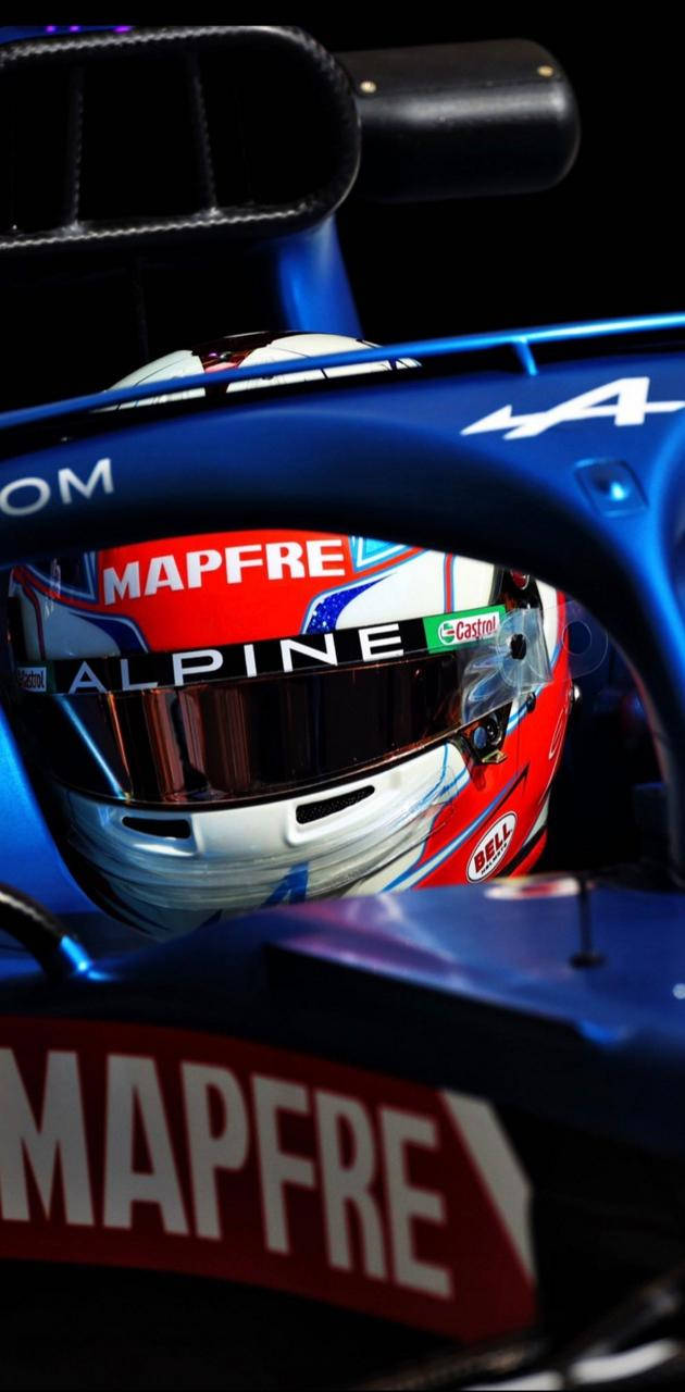 一級方程式車手戴著Alpine賽車頭盔，帶有MAPFRE品牌標誌。