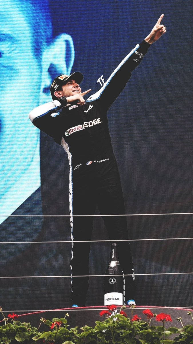 F1車手在頒獎台上高舉雙臂慶祝勝利