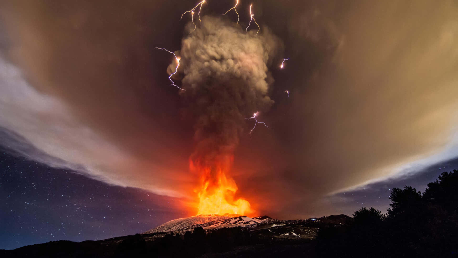 夜間火山爆發，閃電和熾熱熔岩映襯著星空。 — 熱門 GIF 壁紙