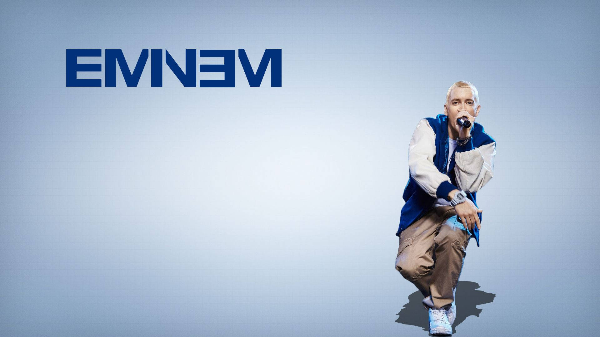 Eminem 蹲下拿著麥克風，背景是藍色，他的名字以文字顯示。