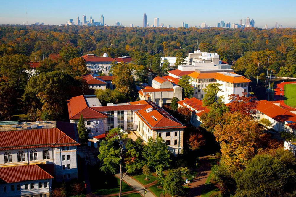 紅頂秋樹的大學校園，俯瞰城市天際線。